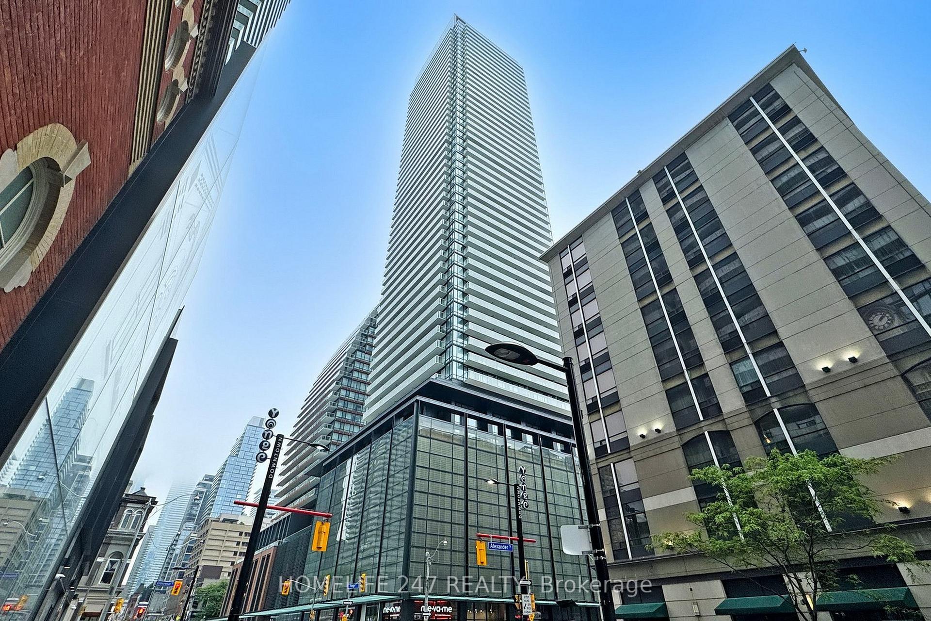 Front of Unit 2701, 501 Yonge Street