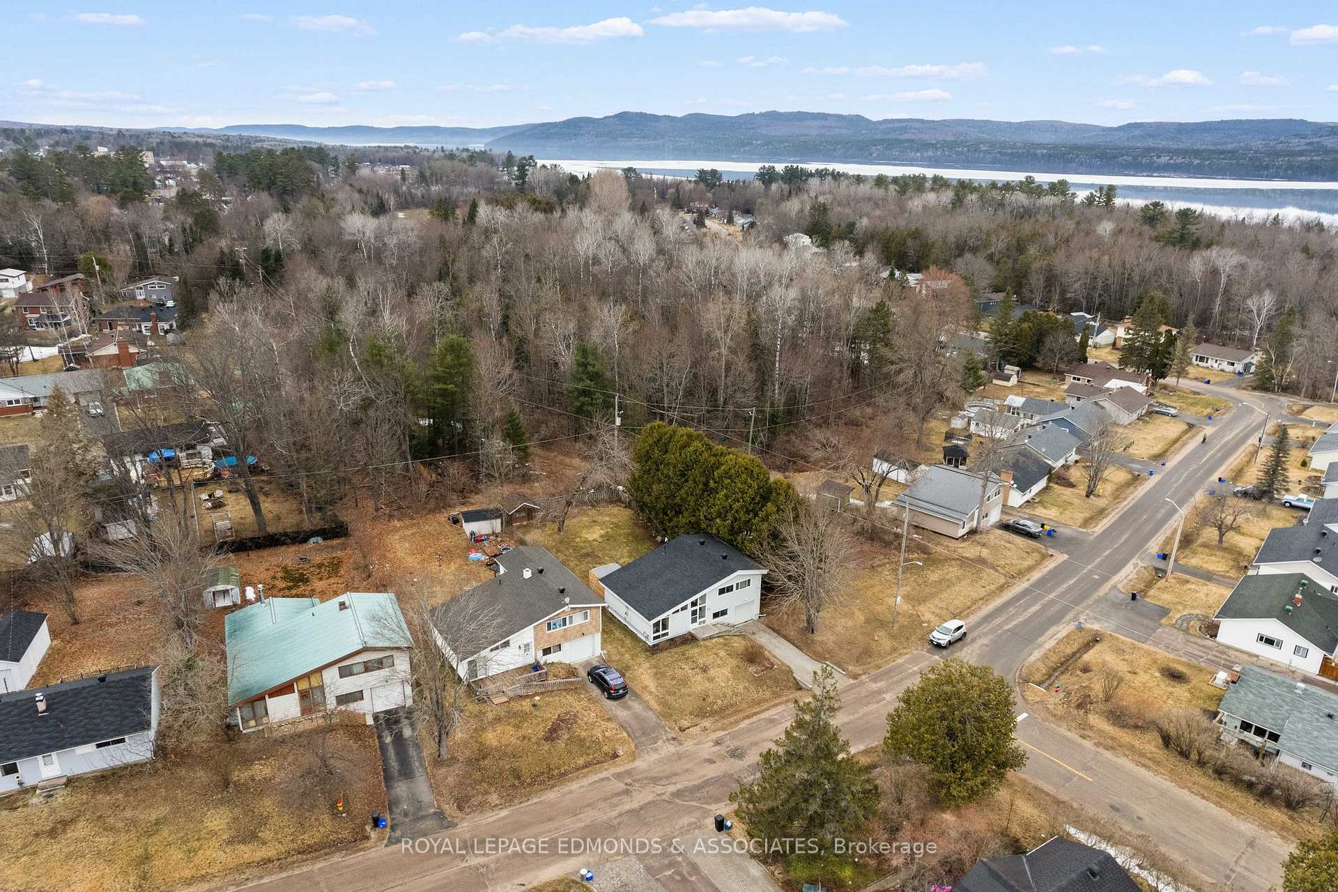 Photo 2 of 13 Lasalle Drive, Deep River — HOMEH