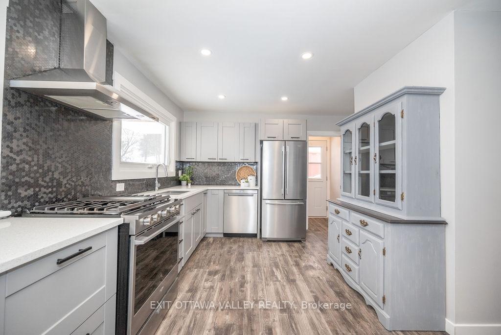 Photo 3 of 1 Frontenac Crescent, Deep River — HOMEH