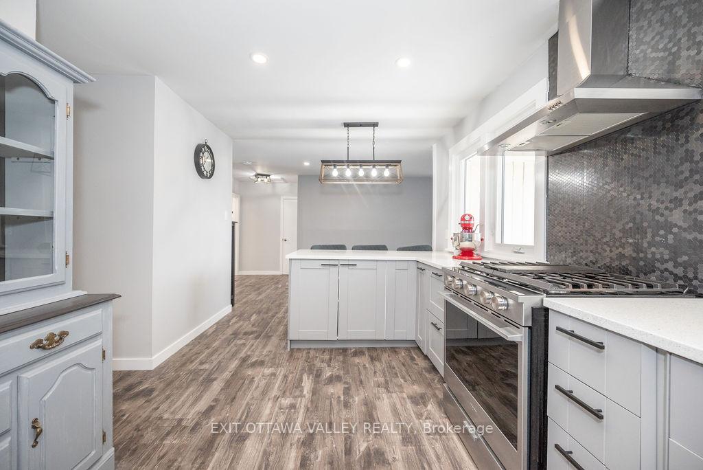 Photo 5 of 1 Frontenac Crescent, Deep River — HOMEH