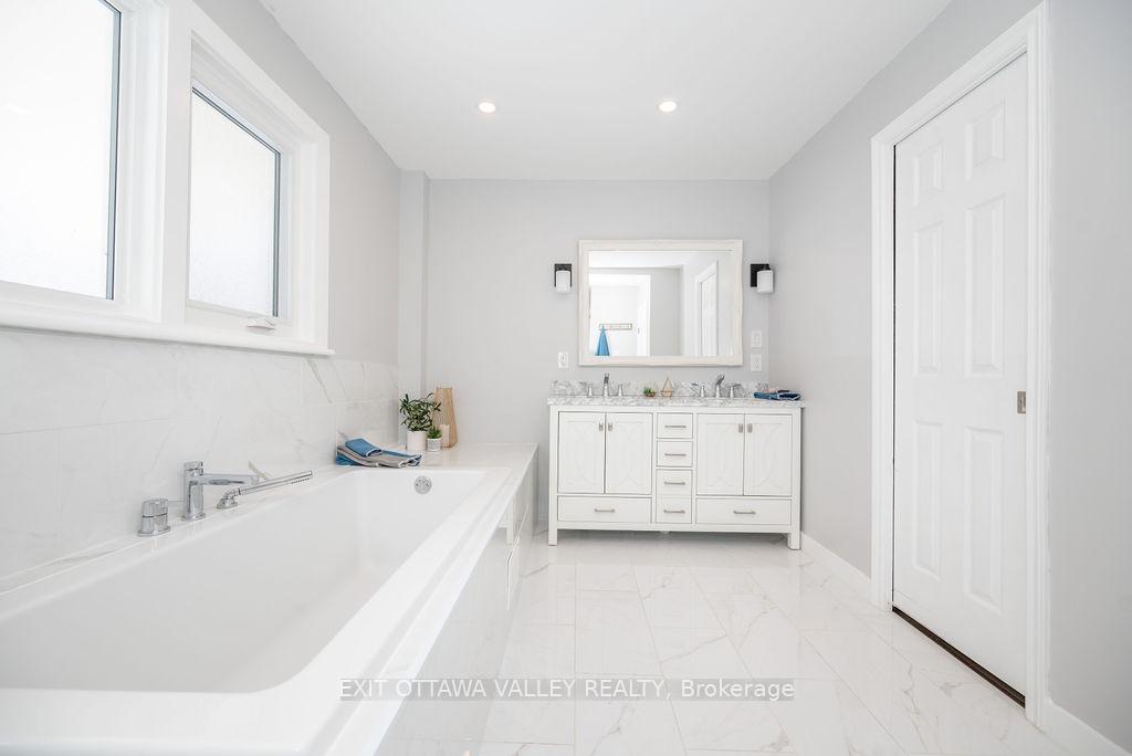 Photo 13 of 1 Frontenac Crescent, Deep River — HOMEH