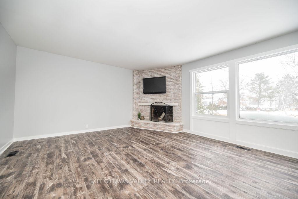 Photo 16 of 1 Frontenac Crescent, Deep River — HOMEH