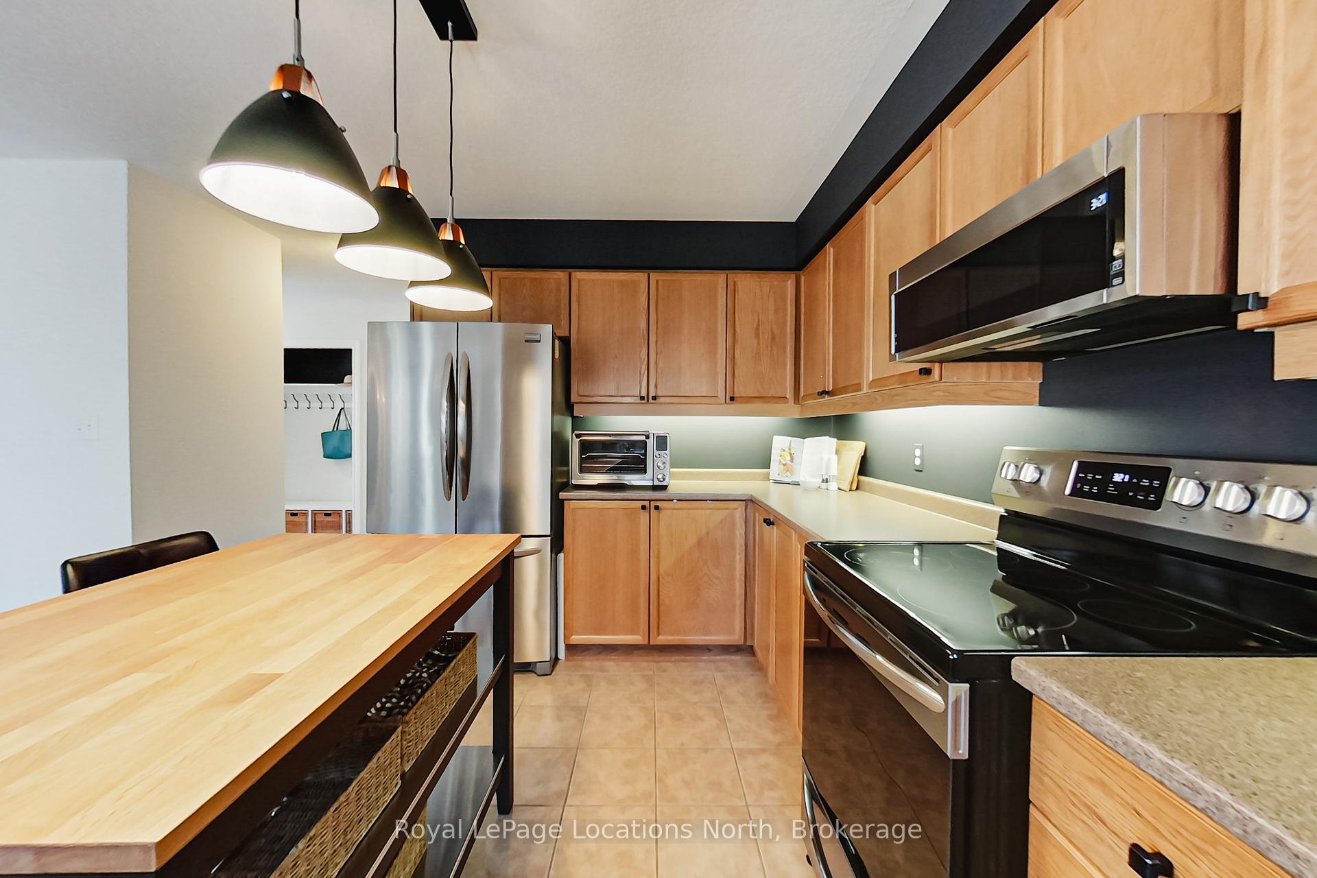 Photo 17 of 10 Georgian Meadows Drive, Collingwood — HOMEH