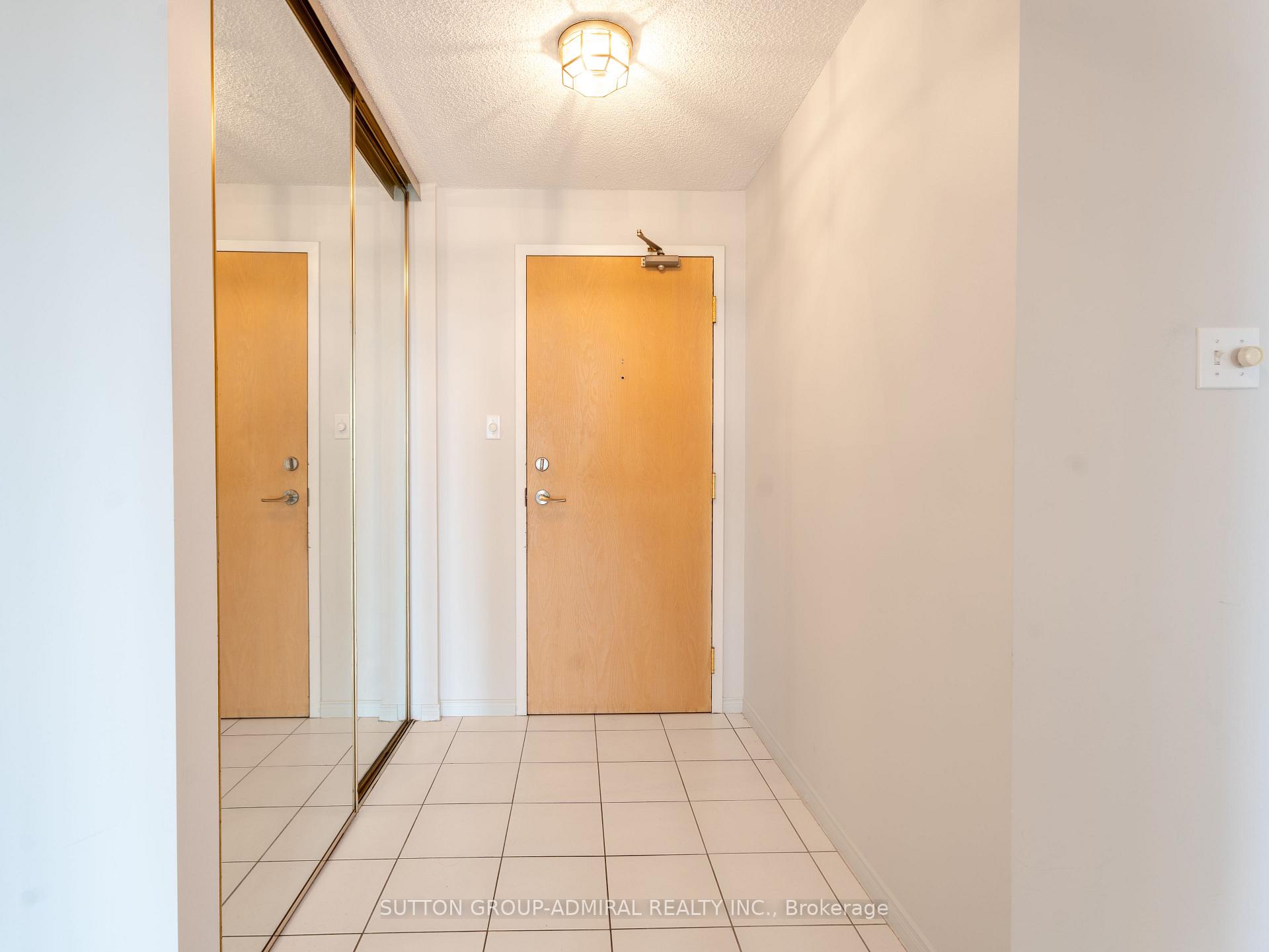 Photo 4 of Unit 412, 11 Townsgate Drive, Vaughan, Crestwood-Springfarm-Yorkhill — HOMEH