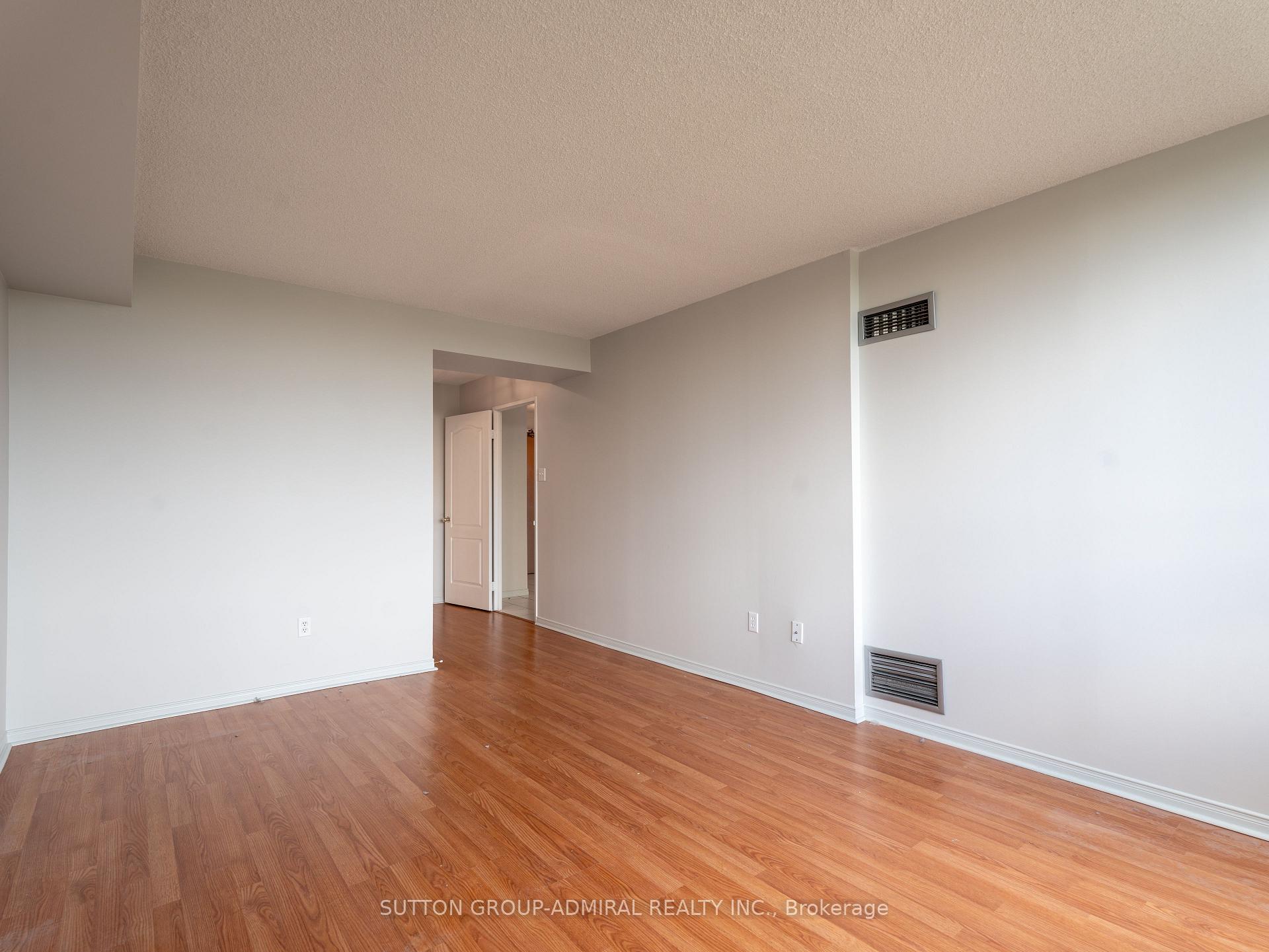 Photo 5 of Unit 412, 11 Townsgate Drive, Vaughan, Crestwood-Springfarm-Yorkhill — HOMEH