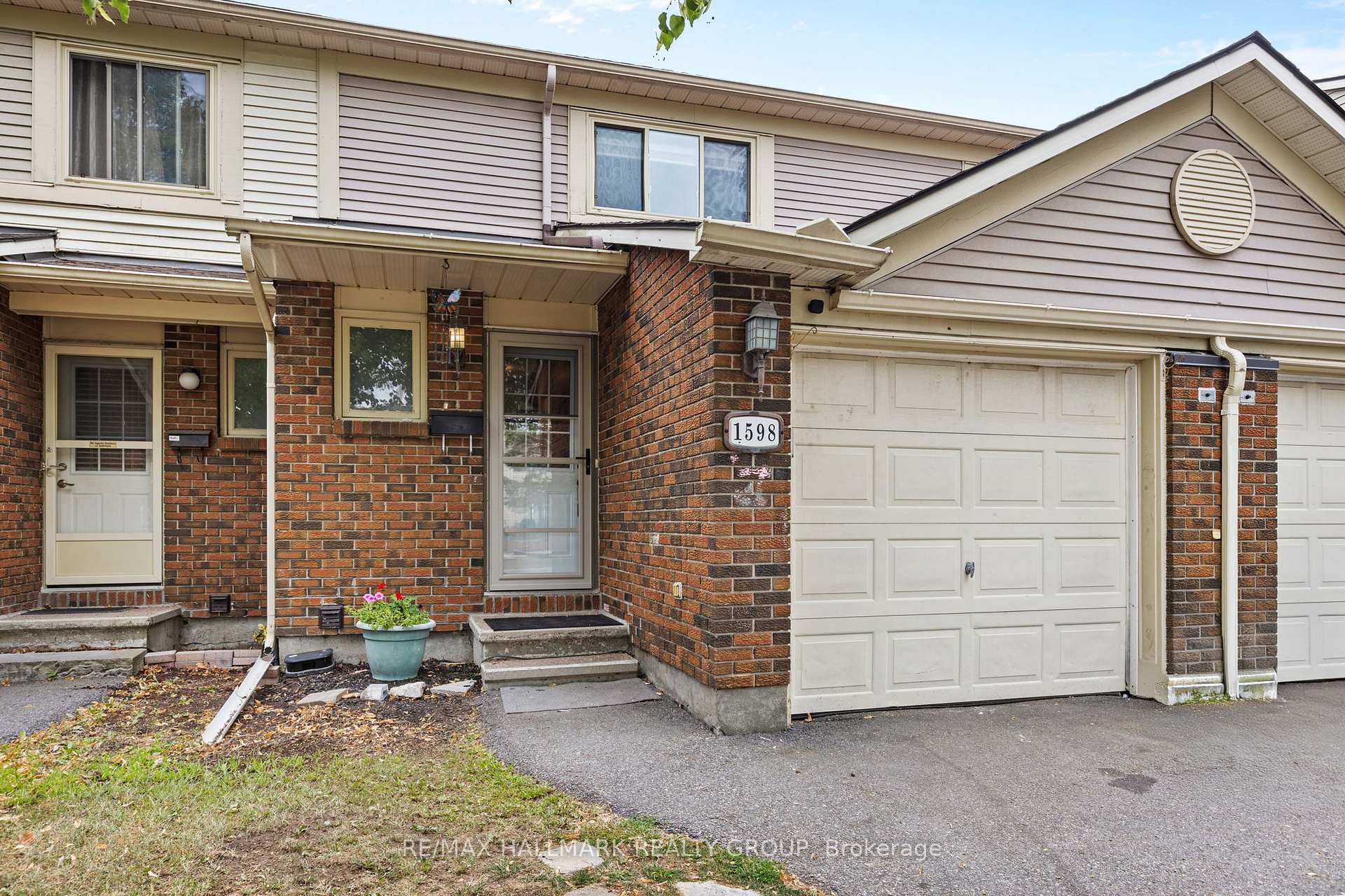 Photo 1 of 1598 Hoskins Crescent, Ottawa, Fallingbrook/Pineridge — HOMEH