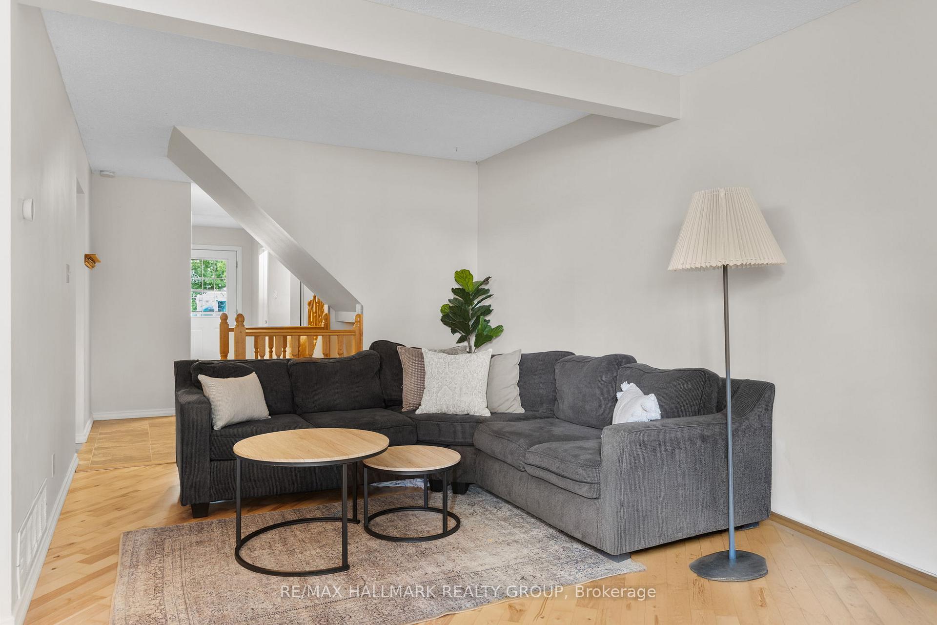 Photo 2 of 1598 Hoskins Crescent, Ottawa, Fallingbrook/Pineridge — HOMEH