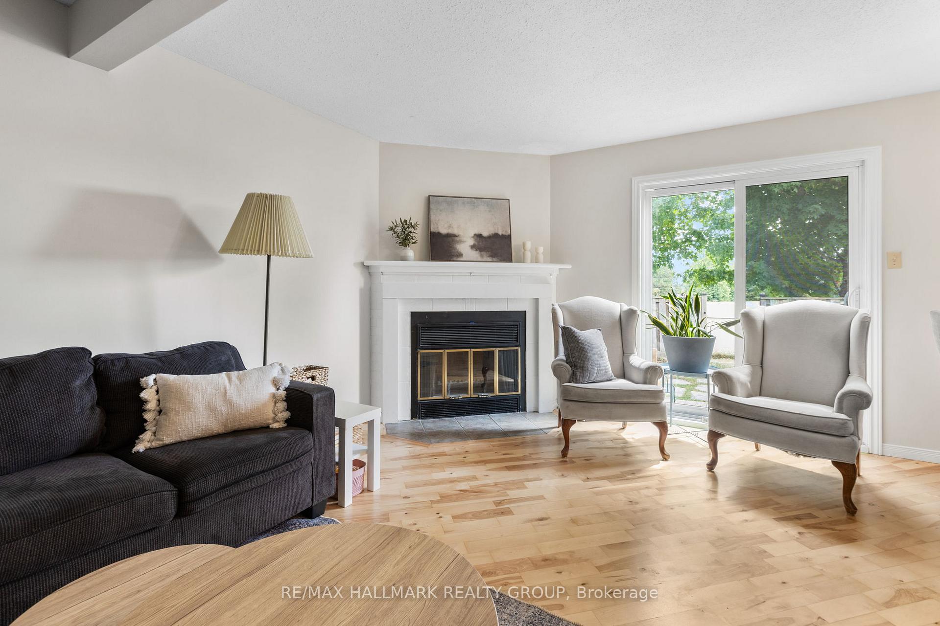 Photo 3 of 1598 Hoskins Crescent, Ottawa, Fallingbrook/Pineridge — HOMEH