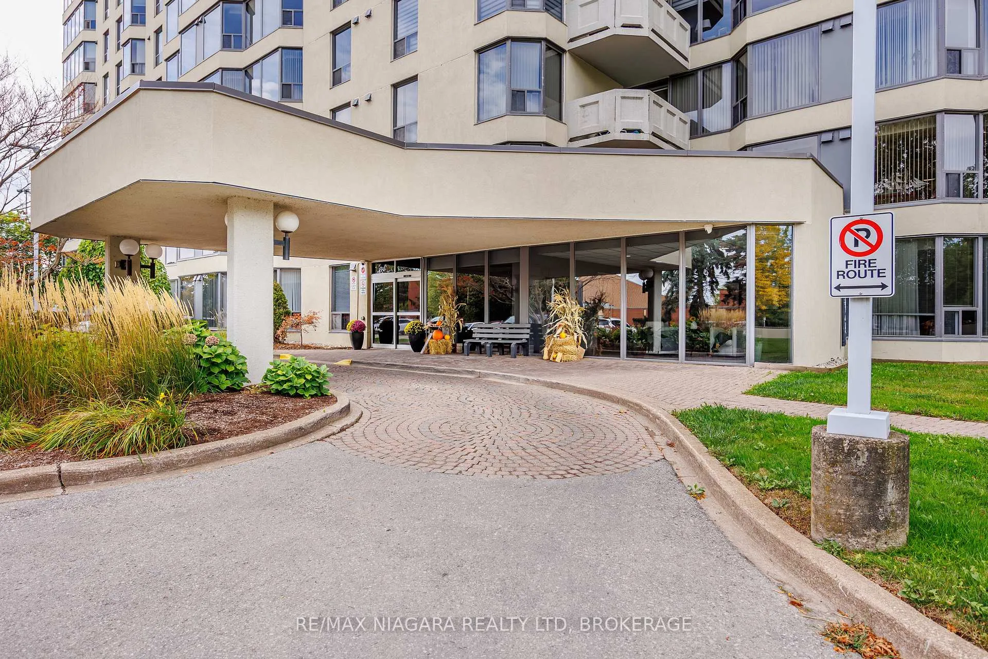 Photo 2 of Unit 307, 81 Scott Street, St. Catharines, Lakeport — HOMEH