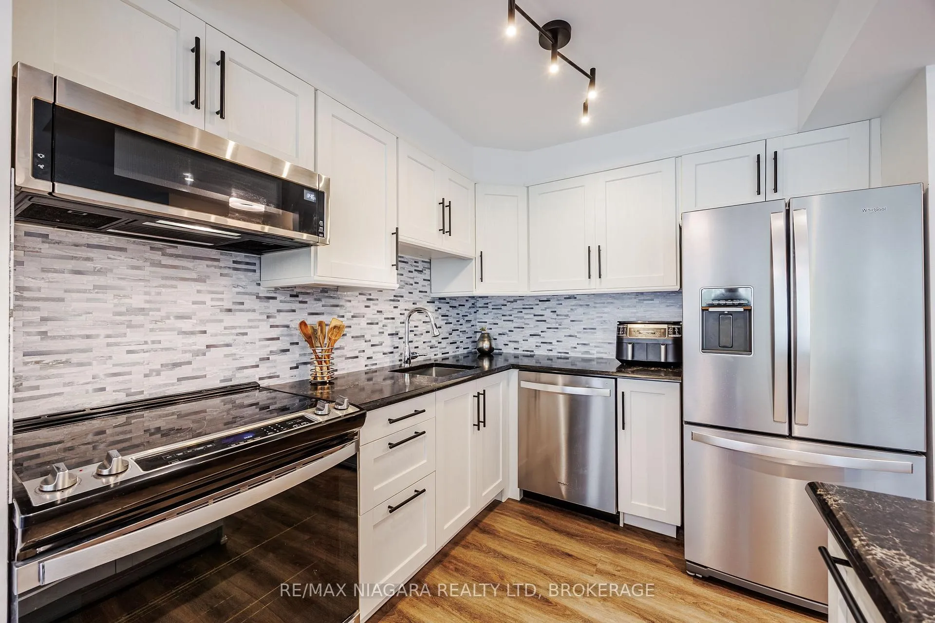 Photo 5 of Unit 307, 81 Scott Street, St. Catharines, Lakeport — HOMEH