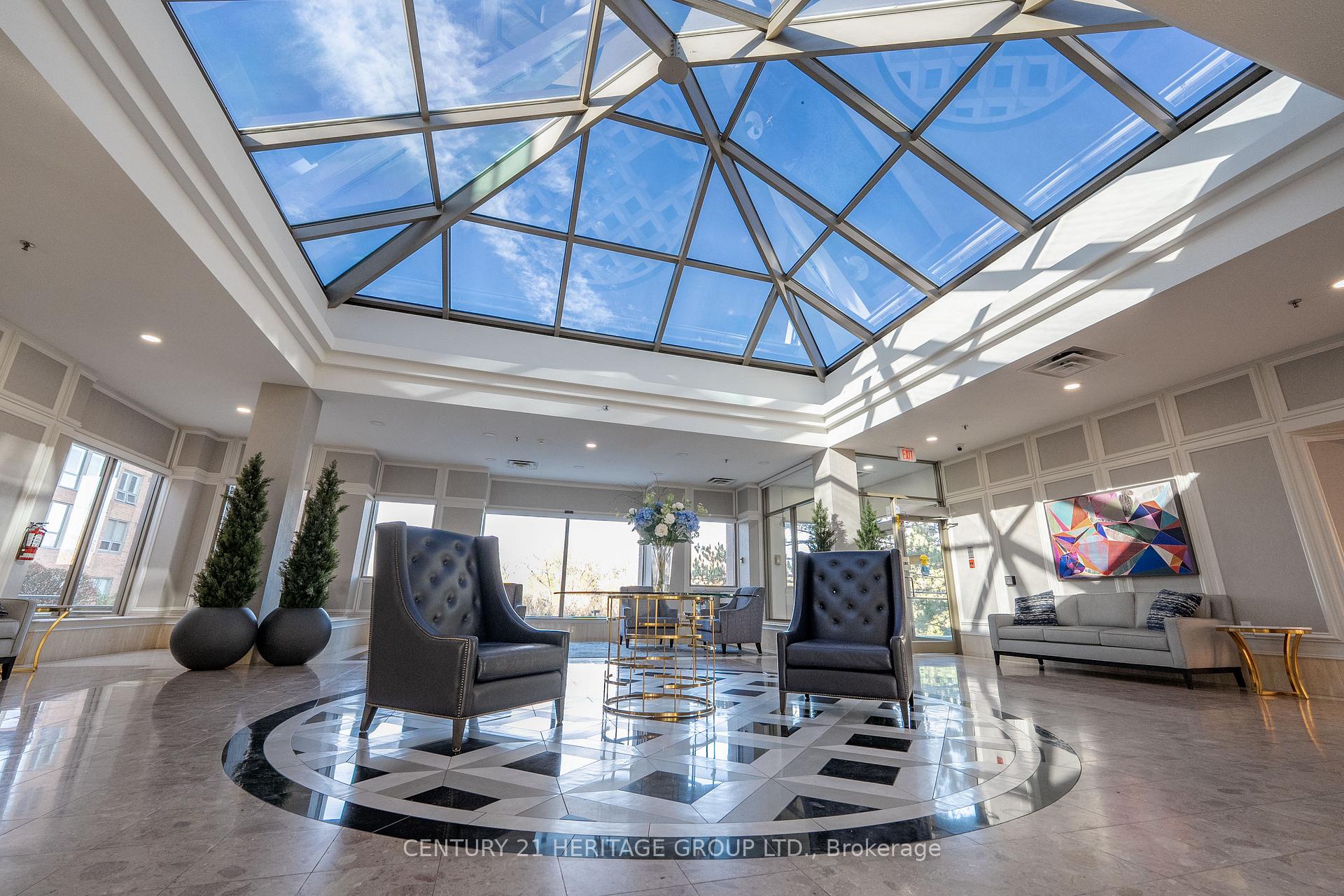 Photo 3 of Unit 504, 14924 Yonge Street, Aurora, Aurora Highlands — HOMEH