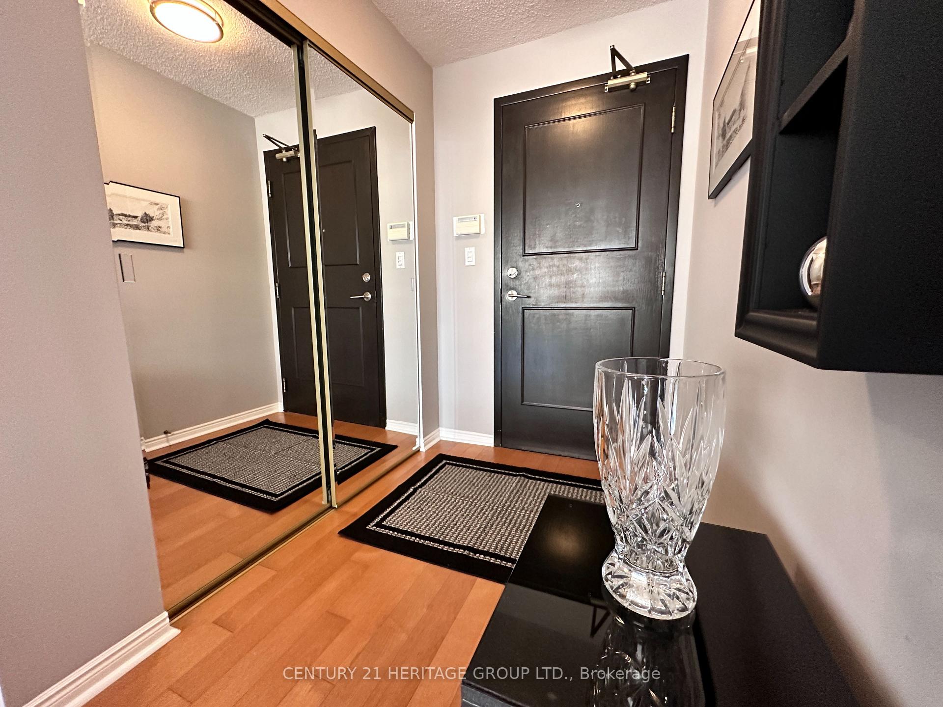 Photo 5 of Unit 504, 14924 Yonge Street, Aurora, Aurora Highlands — HOMEH