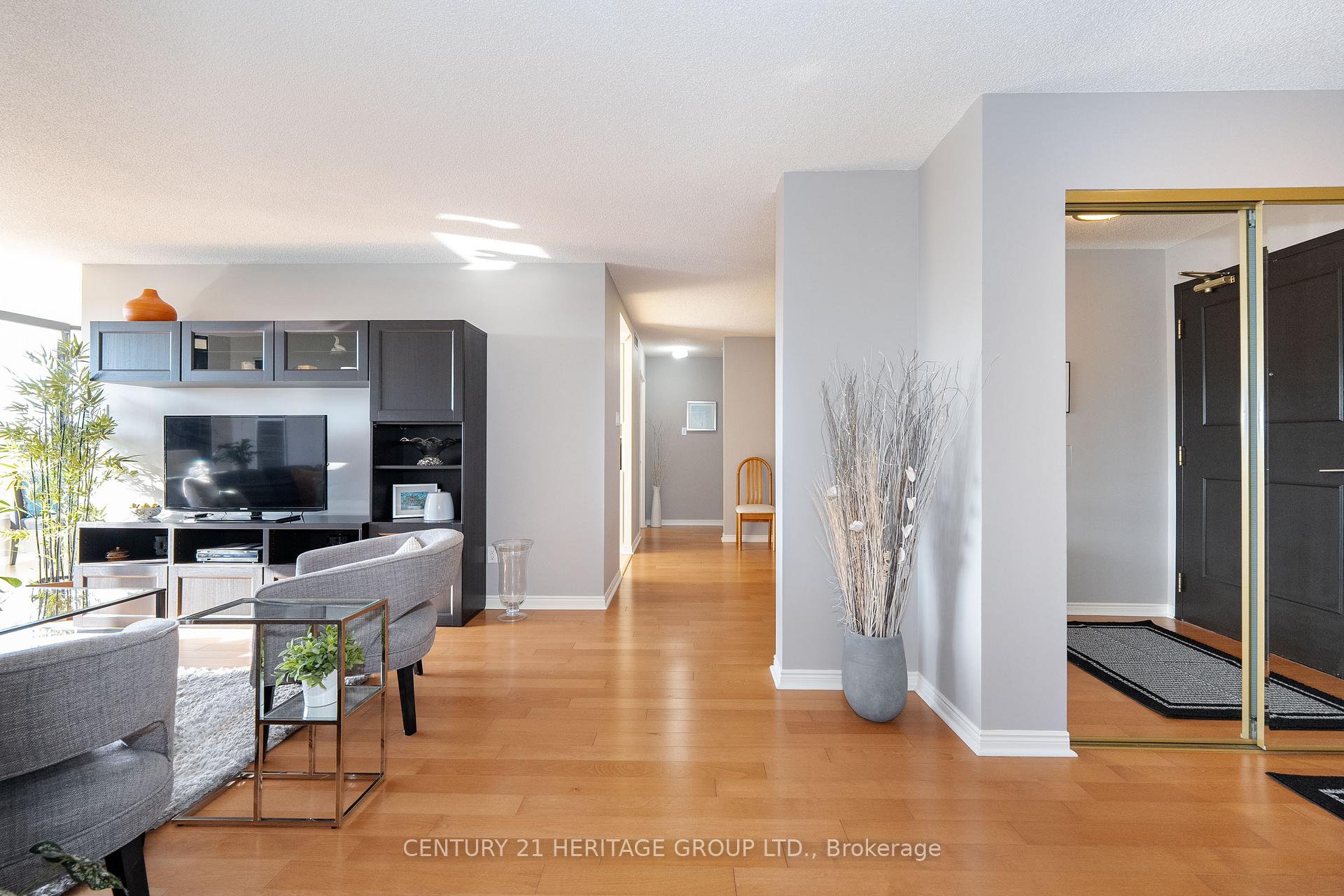 Photo 6 of Unit 504, 14924 Yonge Street, Aurora, Aurora Highlands — HOMEH