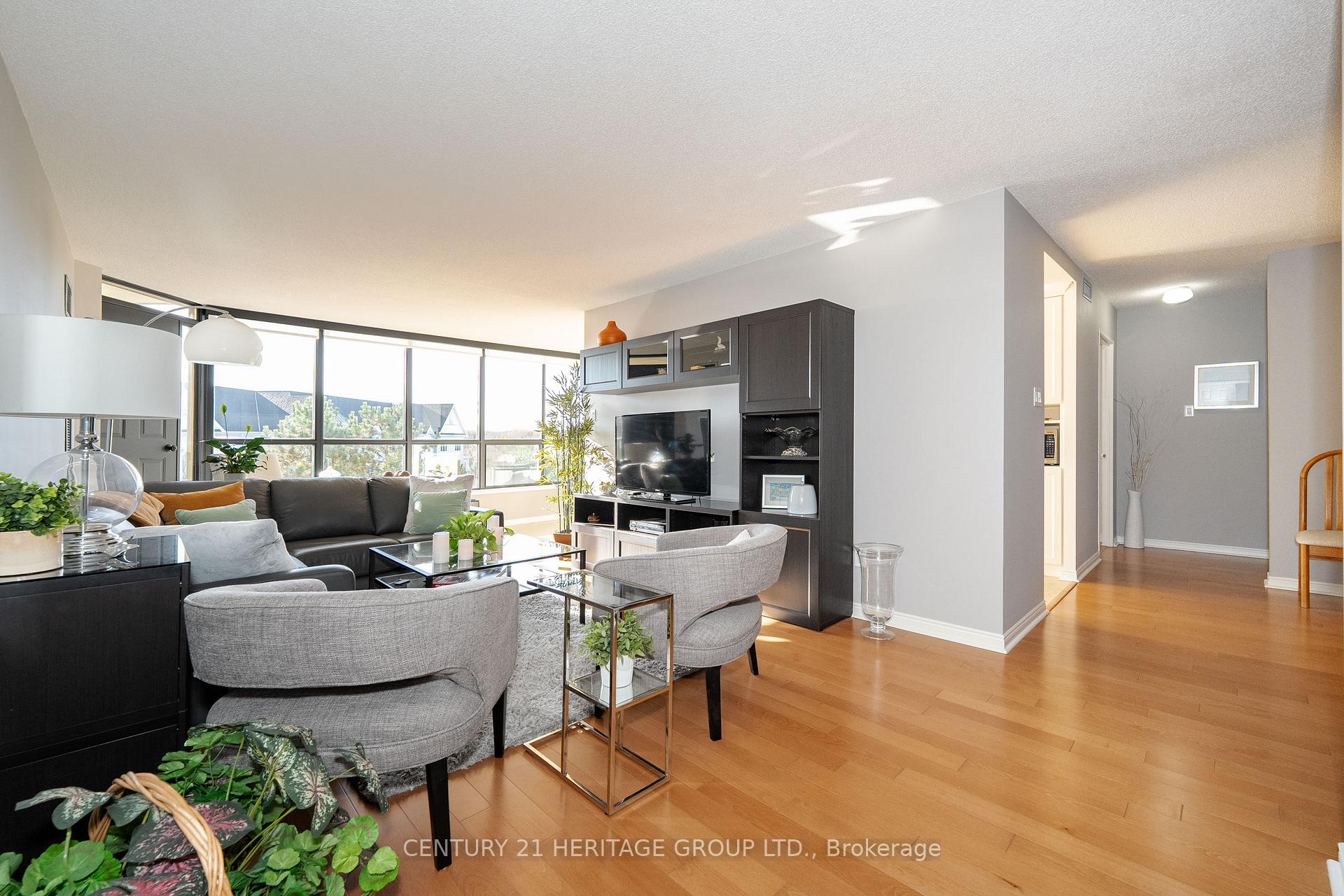 Photo 7 of Unit 504, 14924 Yonge Street, Aurora, Aurora Highlands — HOMEH