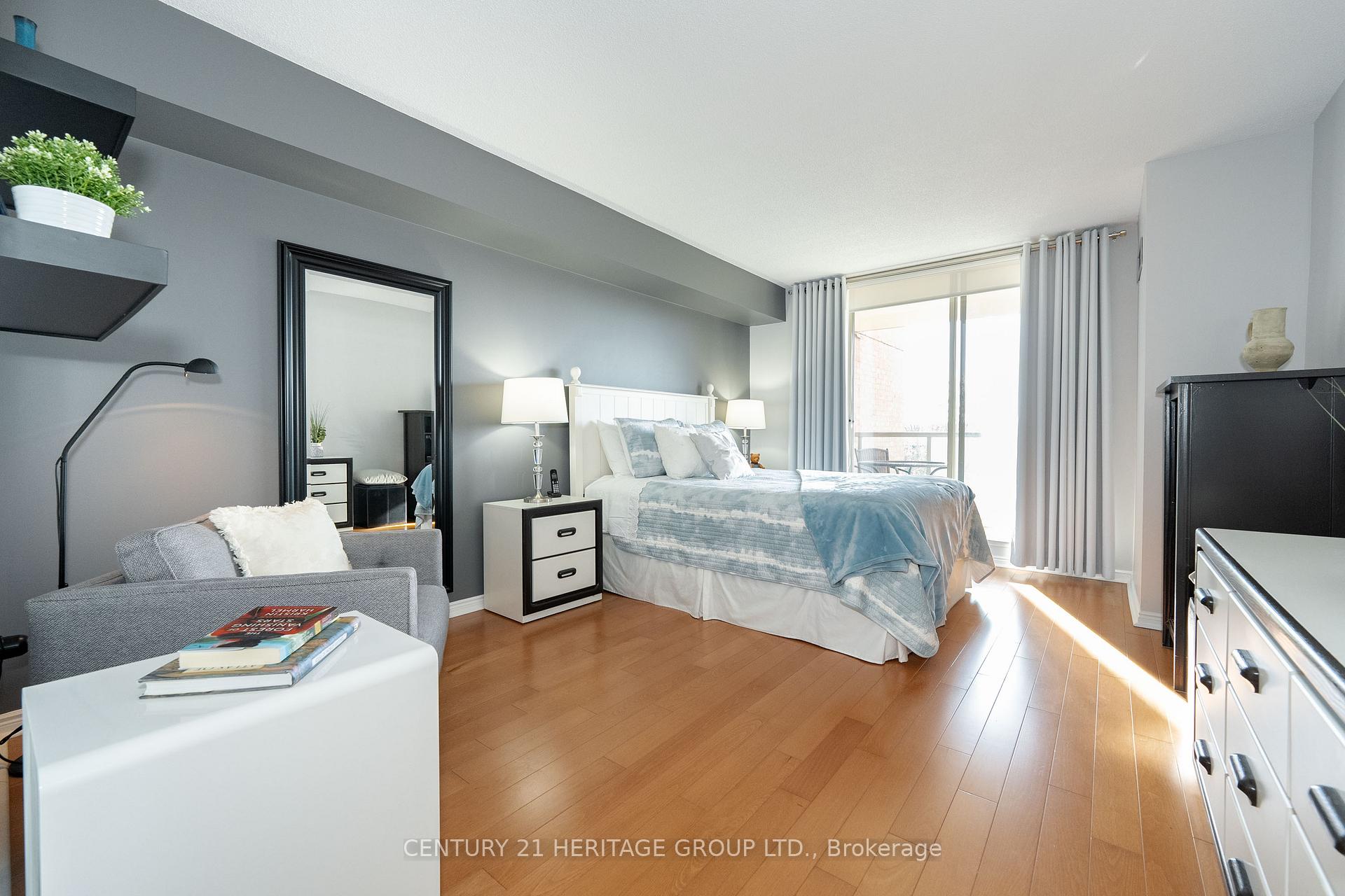 Photo 8 of Unit 504, 14924 Yonge Street, Aurora, Aurora Highlands — HOMEH