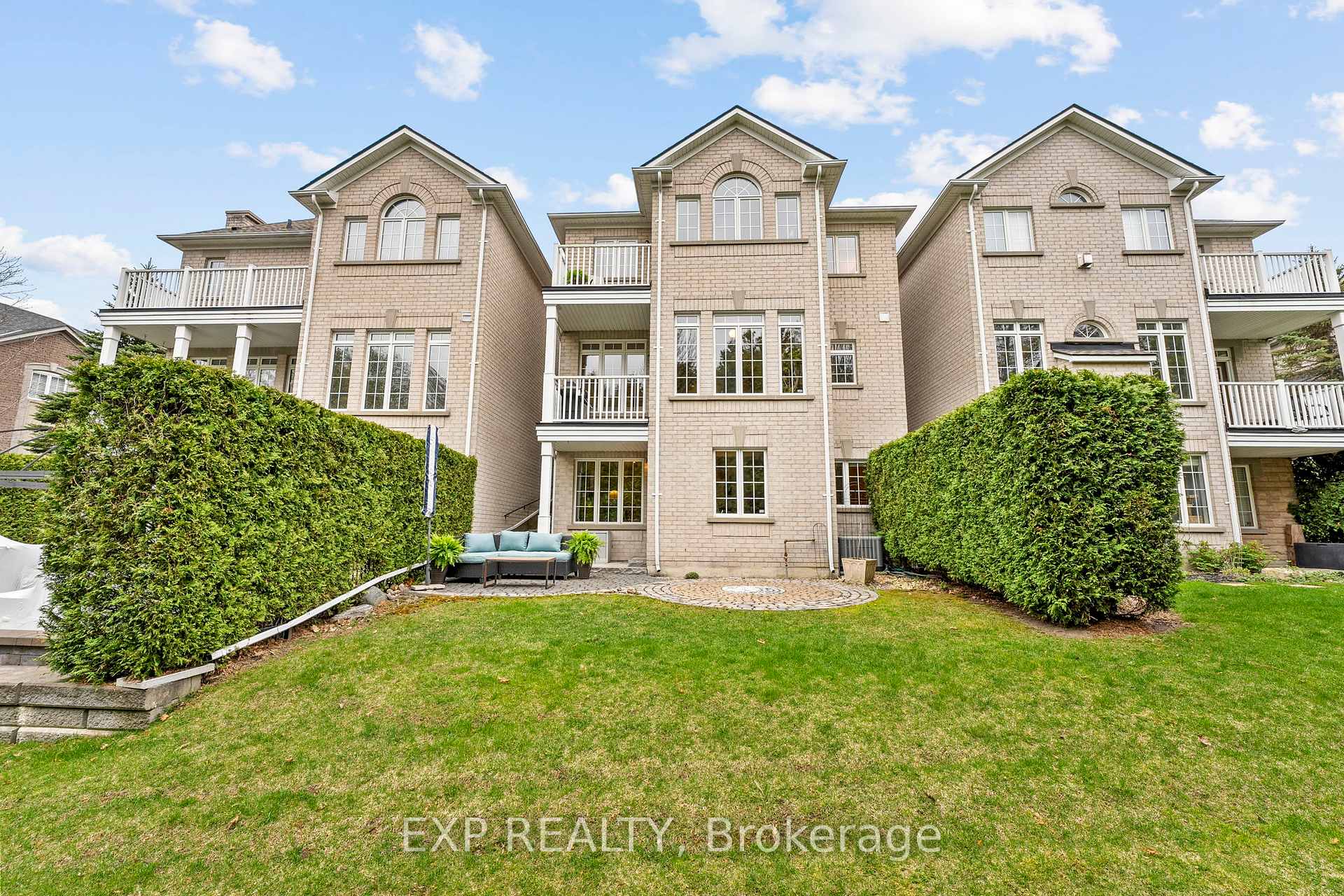 Photo 3 of 54 Stonecliffe Crescent, Aurora, Aurora Estates — HOMEH