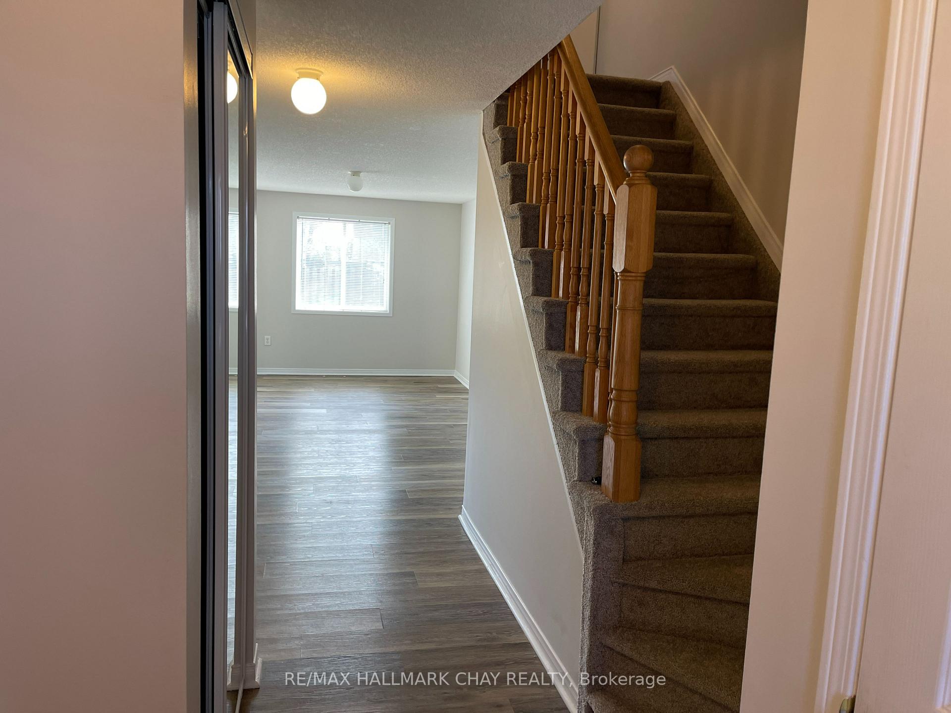 Photo 2 of 15 Coronation Parkway, Barrie, Innis-Shore — HOMEH