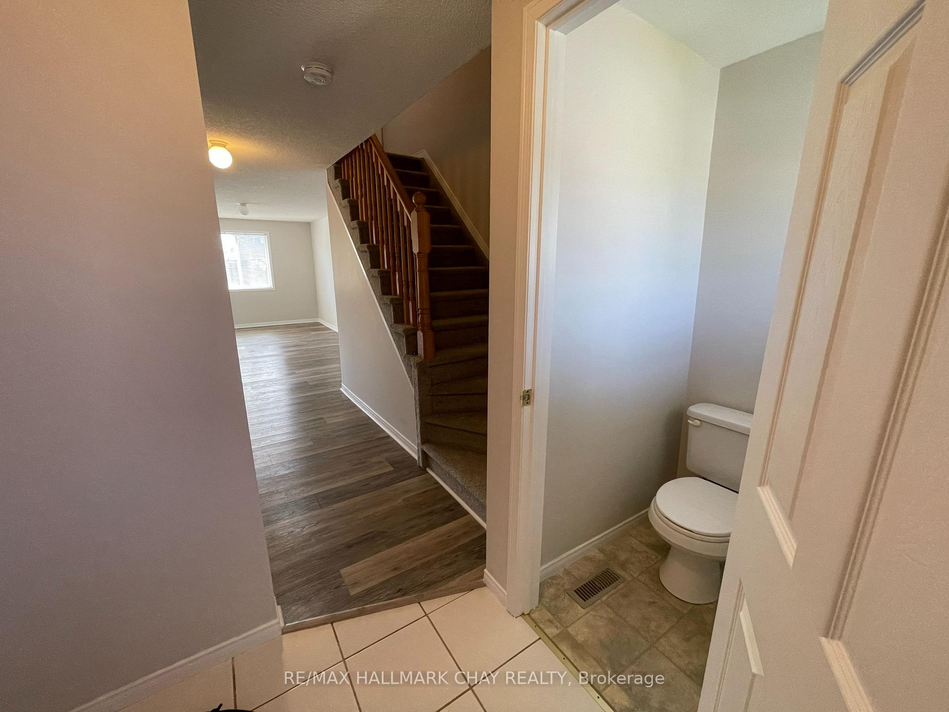 Photo 3 of 15 Coronation Parkway, Barrie, Innis-Shore — HOMEH