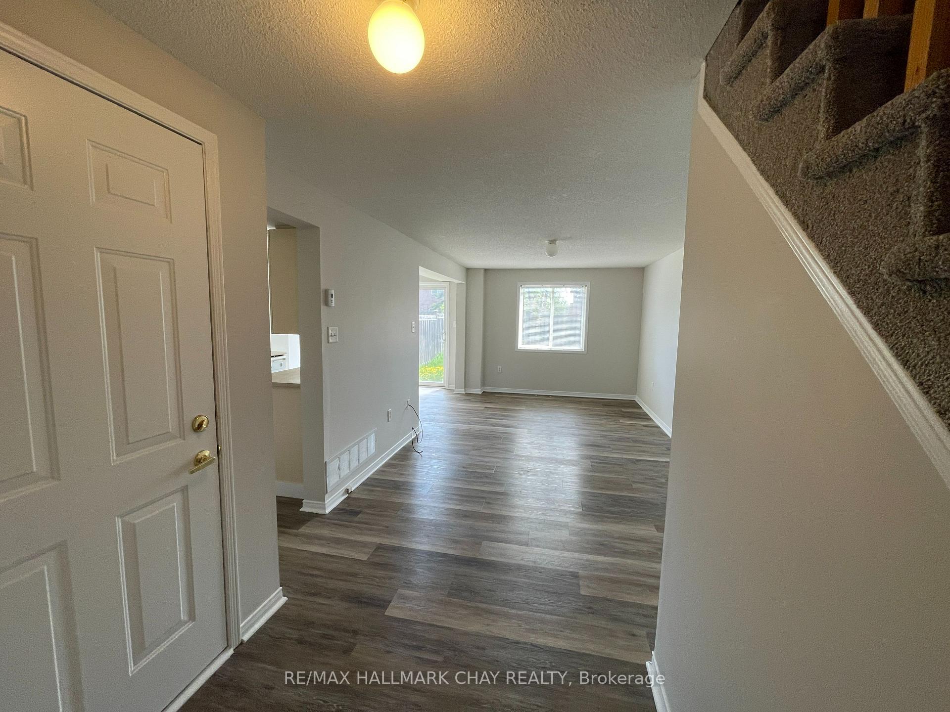 Photo 4 of 15 Coronation Parkway, Barrie, Innis-Shore — HOMEH