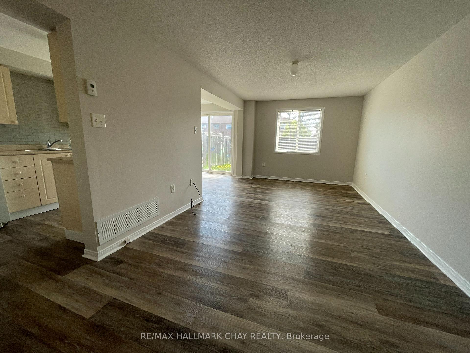 Photo 5 of 15 Coronation Parkway, Barrie, Innis-Shore — HOMEH