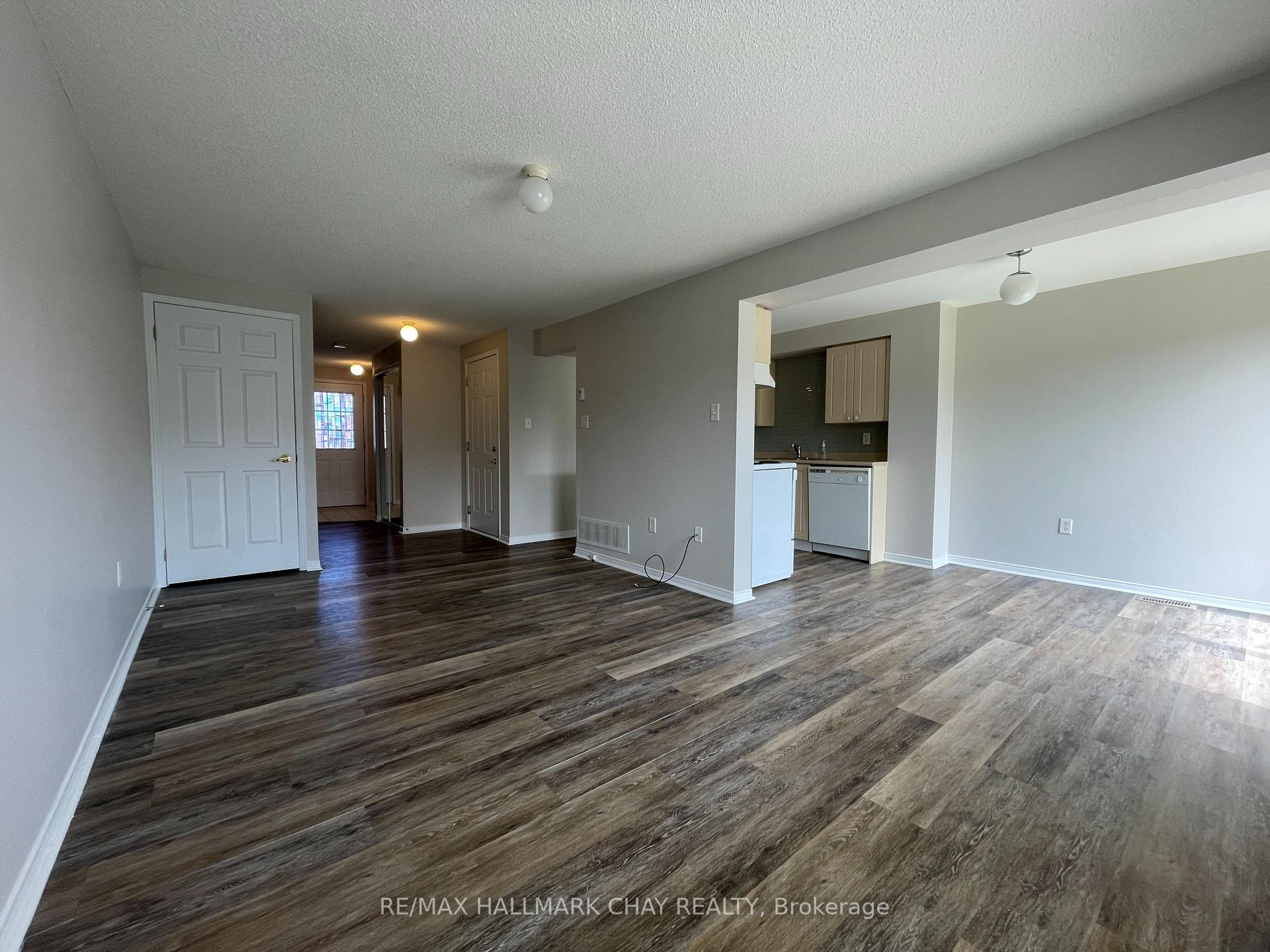 Photo 6 of 15 Coronation Parkway, Barrie, Innis-Shore — HOMEH