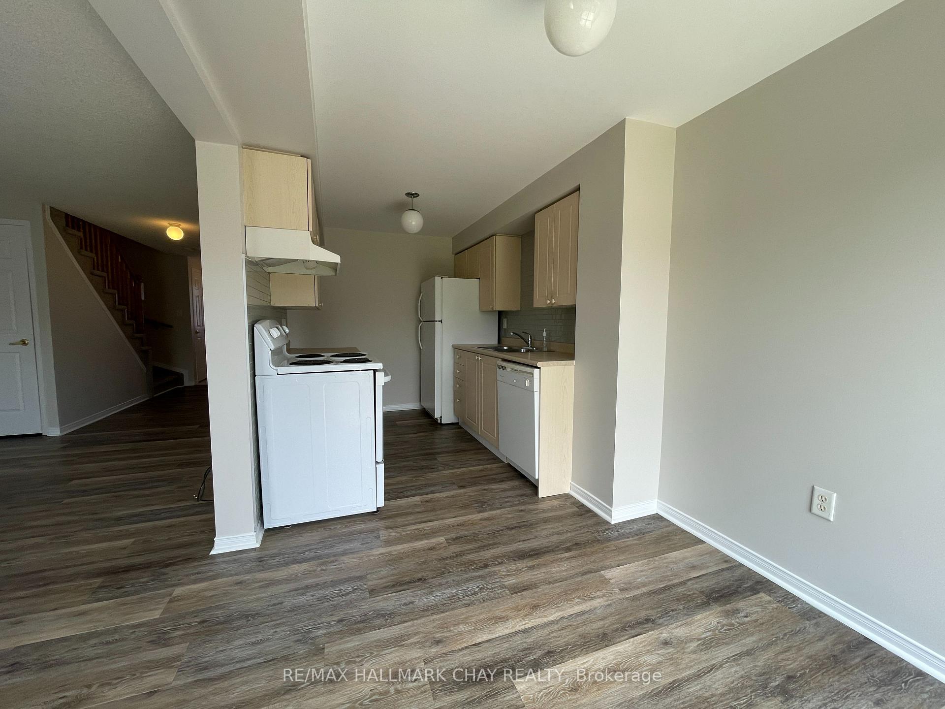 Photo 7 of 15 Coronation Parkway, Barrie, Innis-Shore — HOMEH