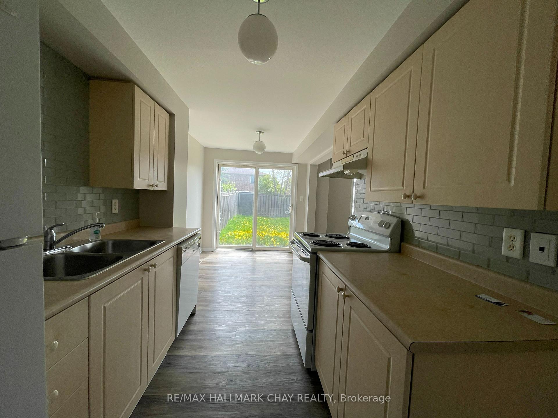 Photo 8 of 15 Coronation Parkway, Barrie, Innis-Shore — HOMEH