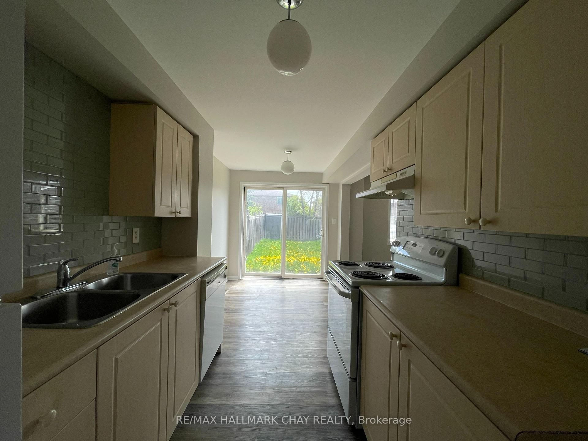 Photo 9 of 15 Coronation Parkway, Barrie, Innis-Shore — HOMEH