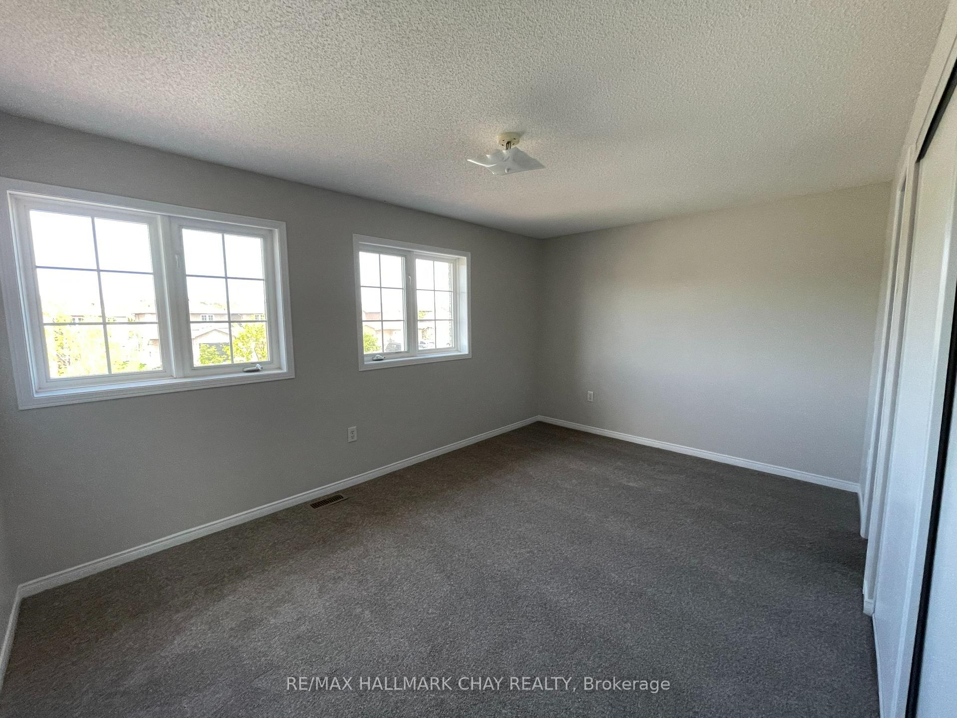 Photo 11 of 15 Coronation Parkway, Barrie, Innis-Shore — HOMEH