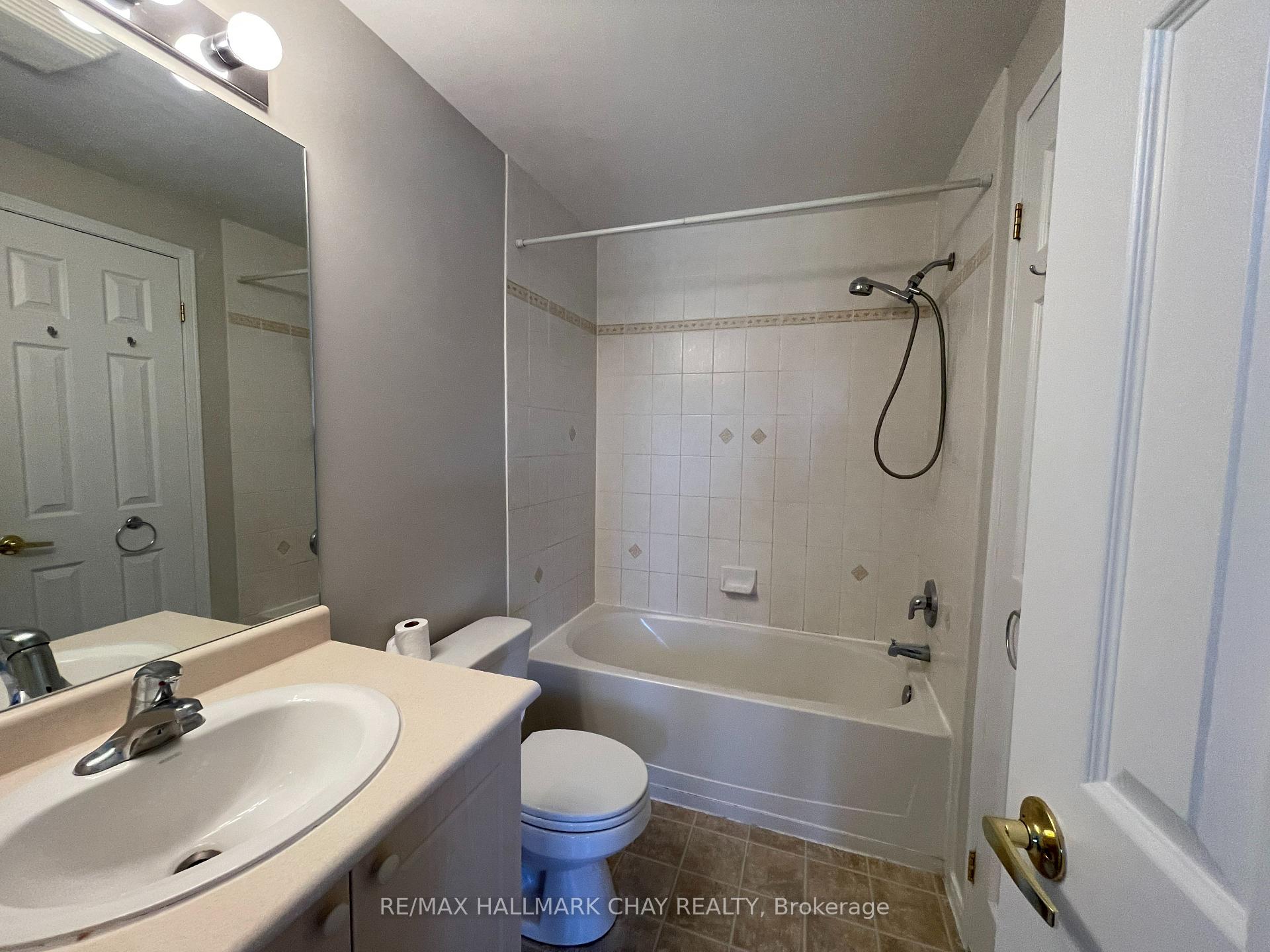 Photo 13 of 15 Coronation Parkway, Barrie, Innis-Shore — HOMEH