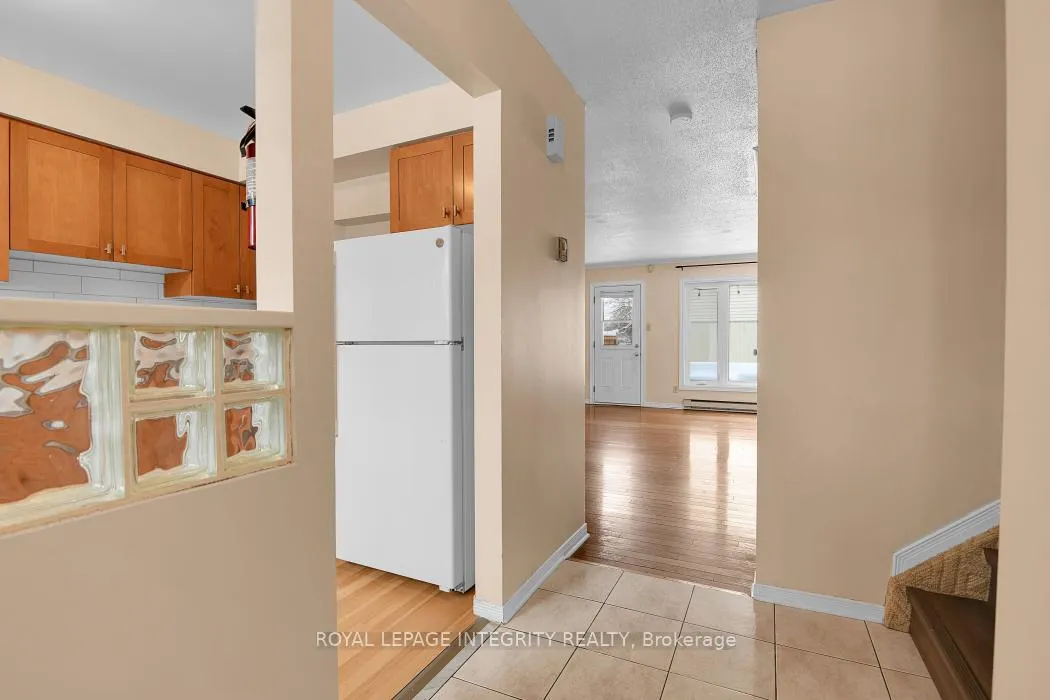 Photo 3 of 1312 Alness Court, Ottawa, Pineview — HOMEH