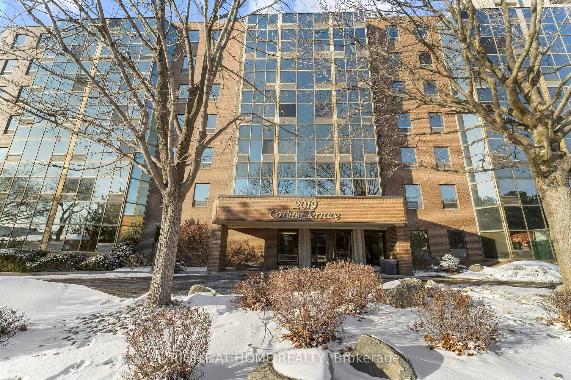 Front of Unit 609, 2019 Carling Avenue