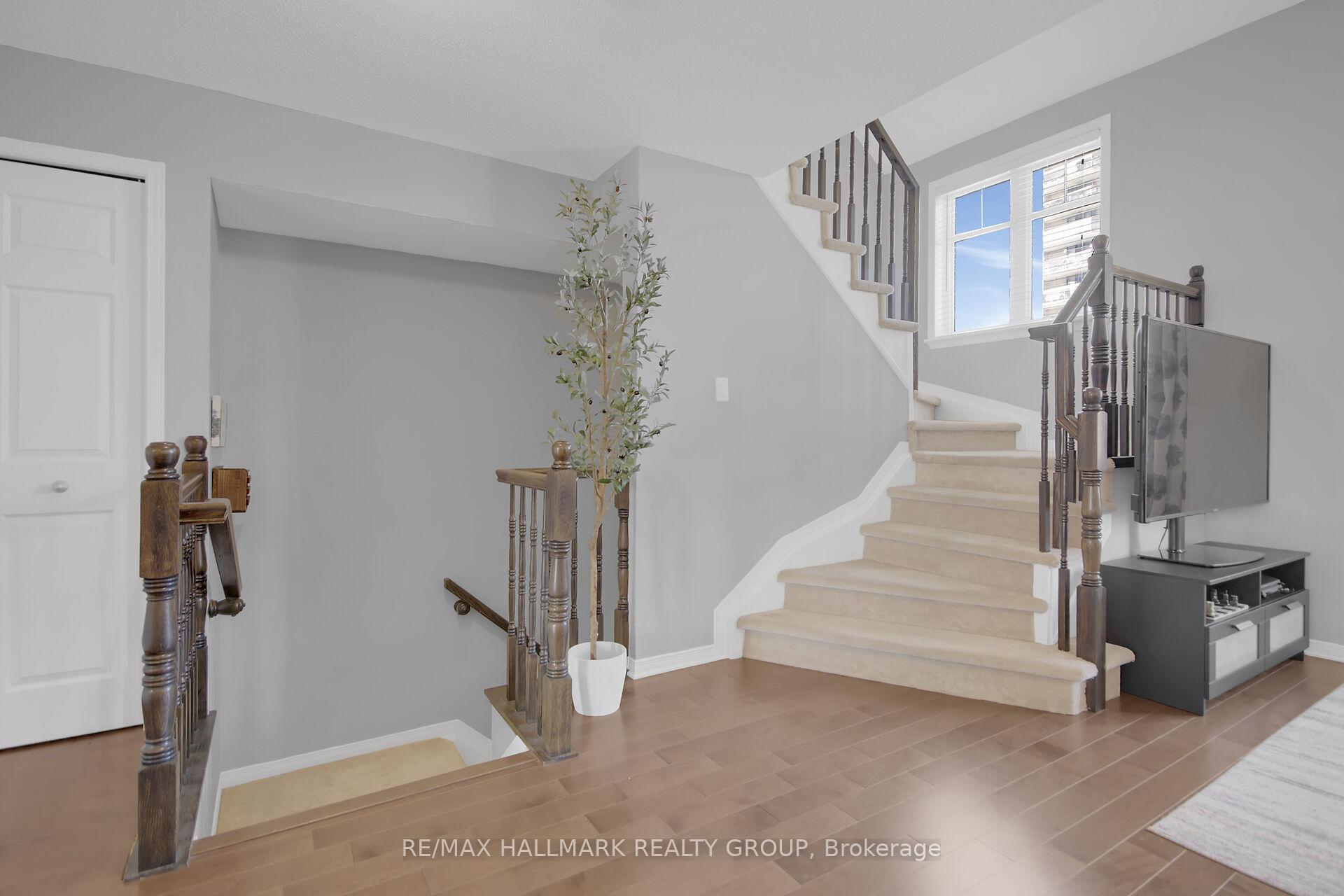 Photo 5 of Unit 9, 671 Reardon Private, Ottawa, Heron Gate/Industrial Park — HOMEH