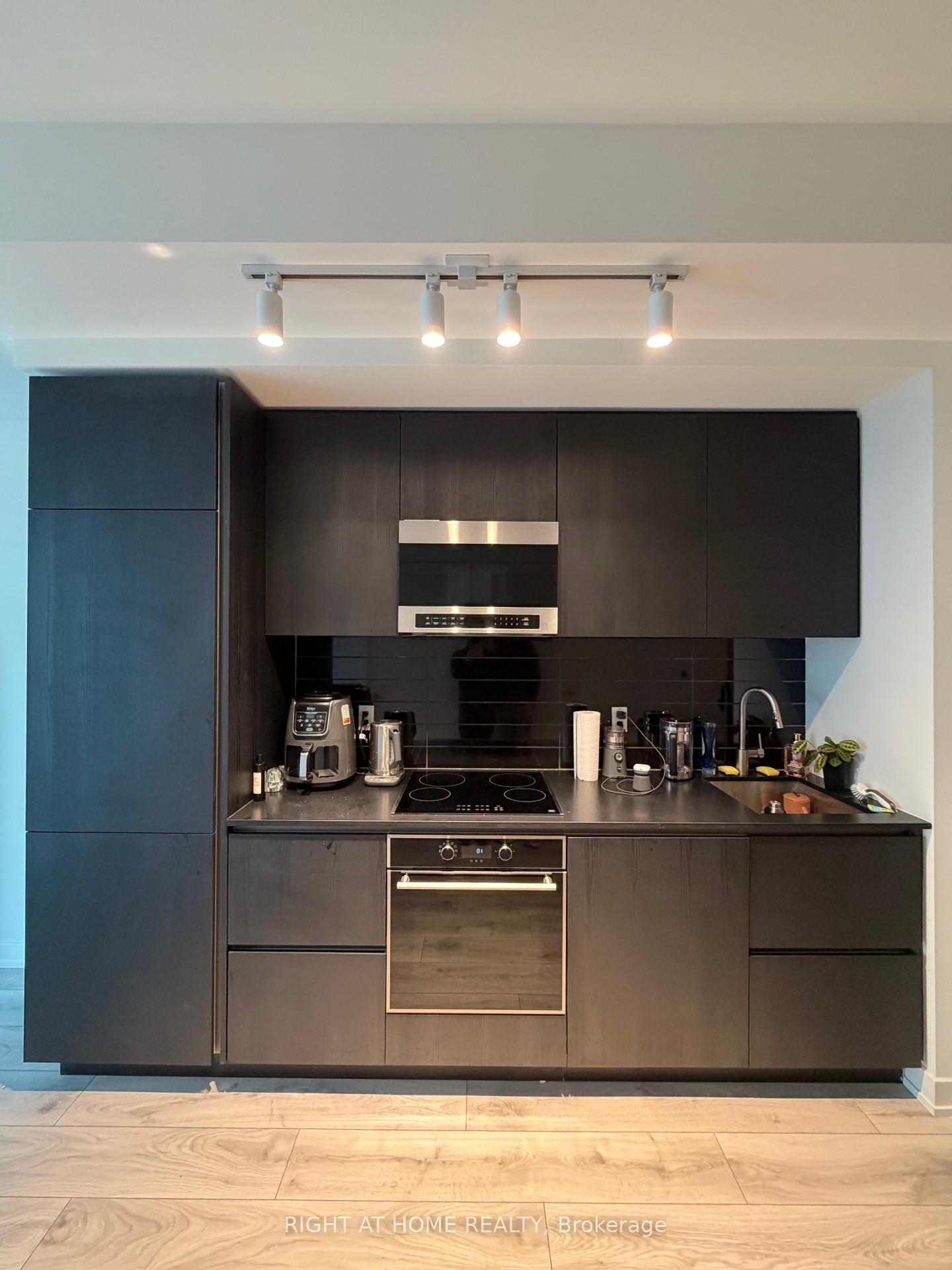 Photo 7 of Unit 703, 110 Broadway Avenue, Toronto, Mount Pleasant West — HOMEH