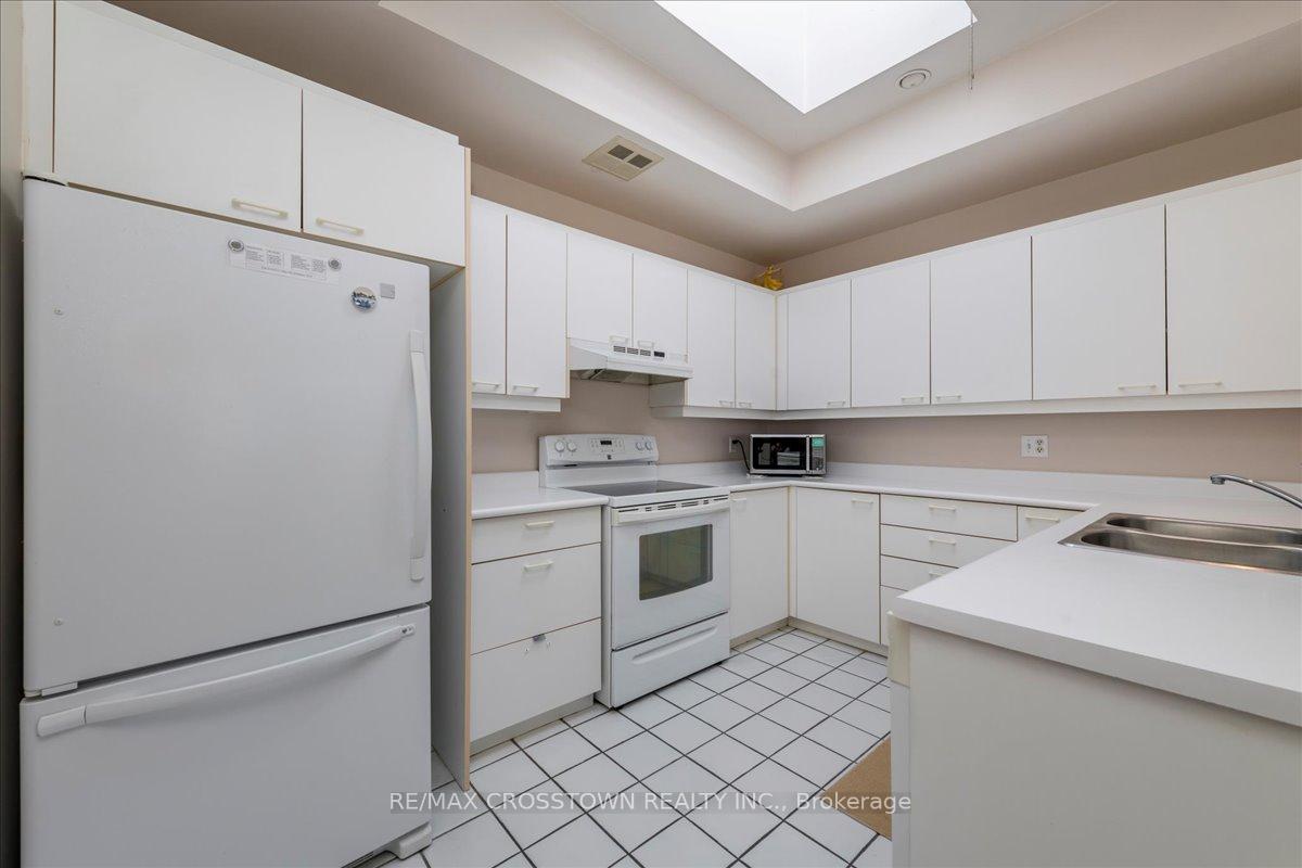 Photo 13 of Unit 301, 21 Kempenfelt Drive, Barrie, North Shore — HOMEH