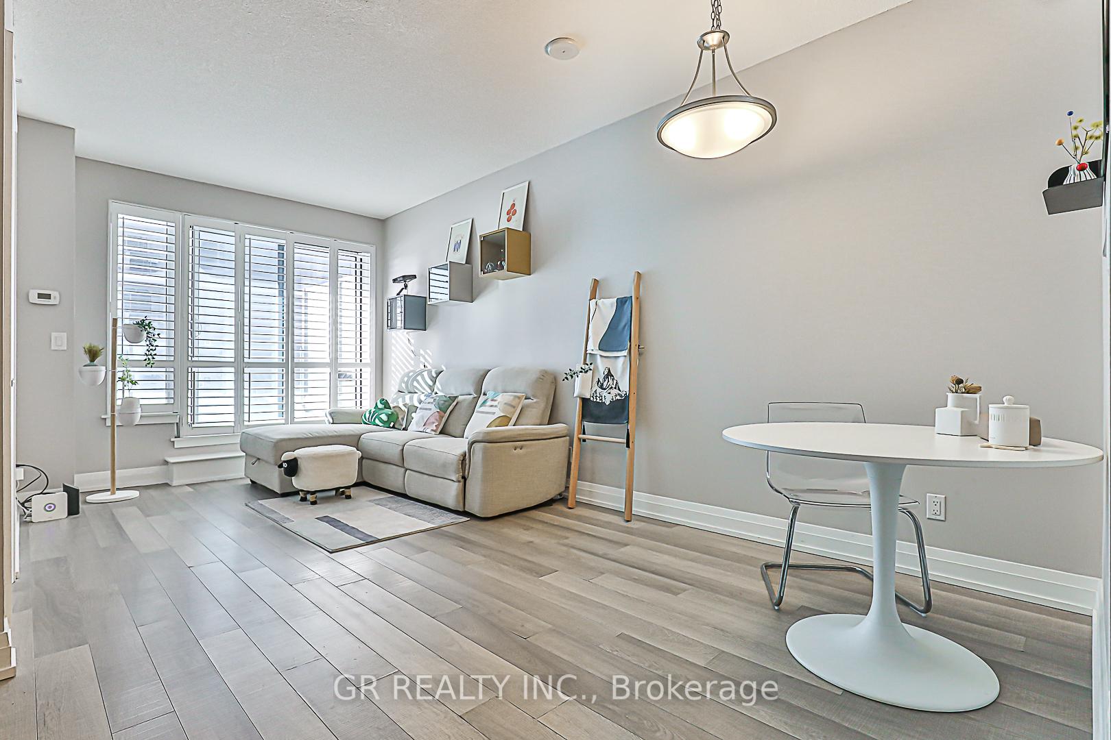 Photo 7 of Unit 910, 7167 Yonge Street, Markham, Grandview — HOMEH
