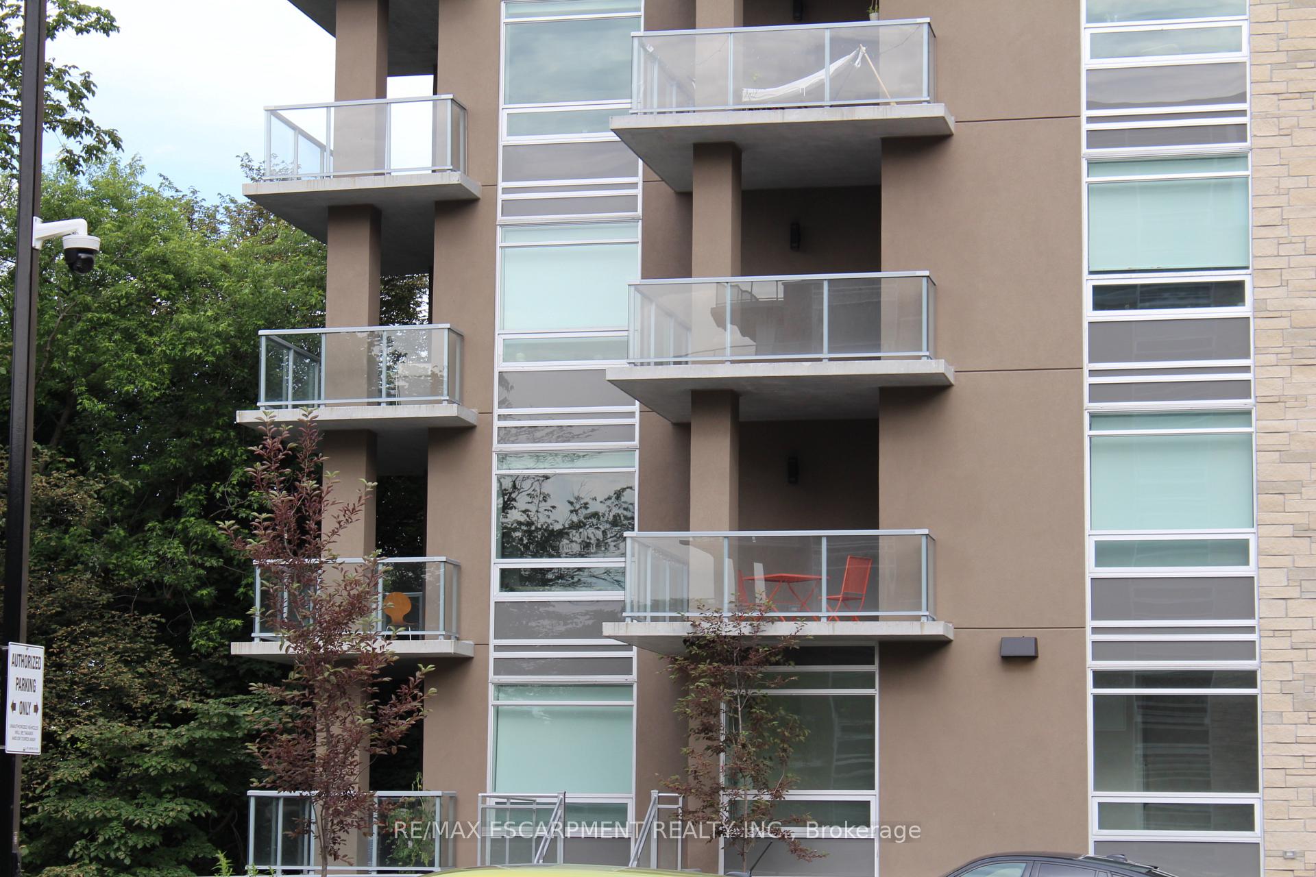 Front of Unit 308, 479 Charlton Avenue E