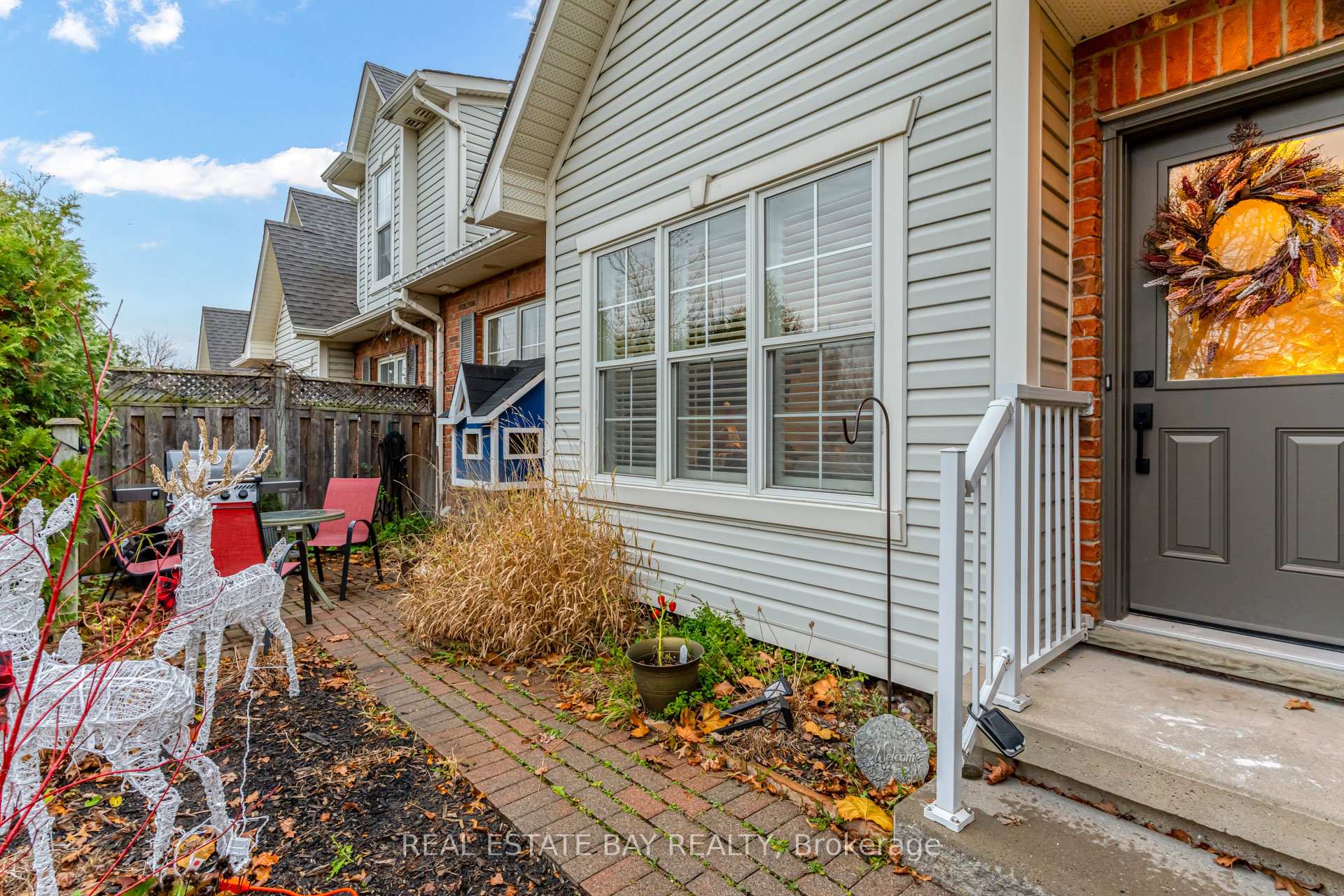 Photo 3 of Unit 7, 1085 Harrogate Drive, Hamilton, Meadowlands — HOMEH