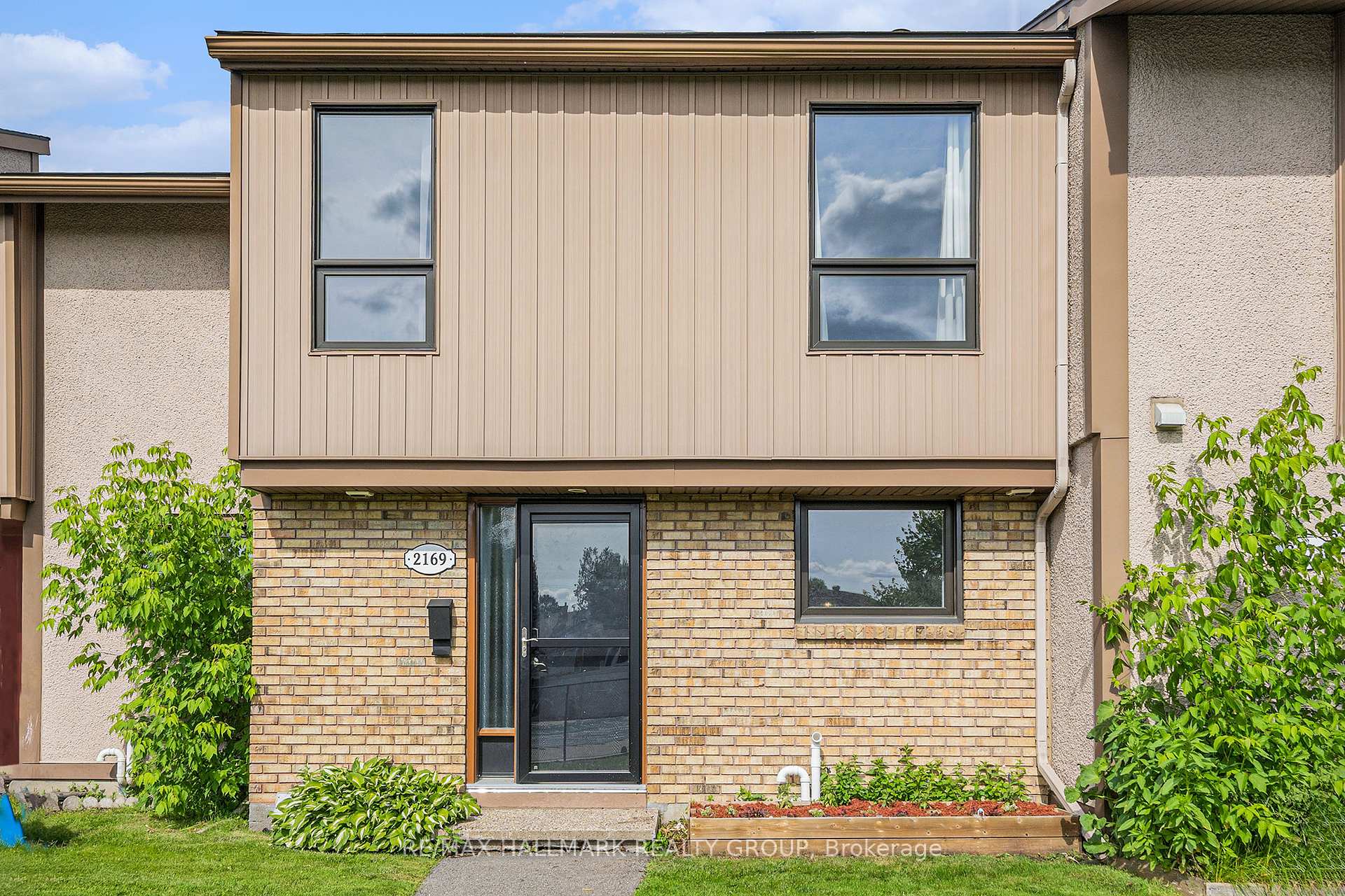 Front of 2169 Stonehenge Crescent