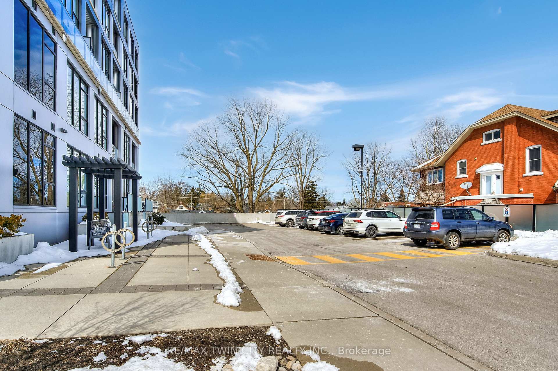 Photo 3 of Unit 520, 690 King Street W, Kitchener, KW Hospital — HOMEH