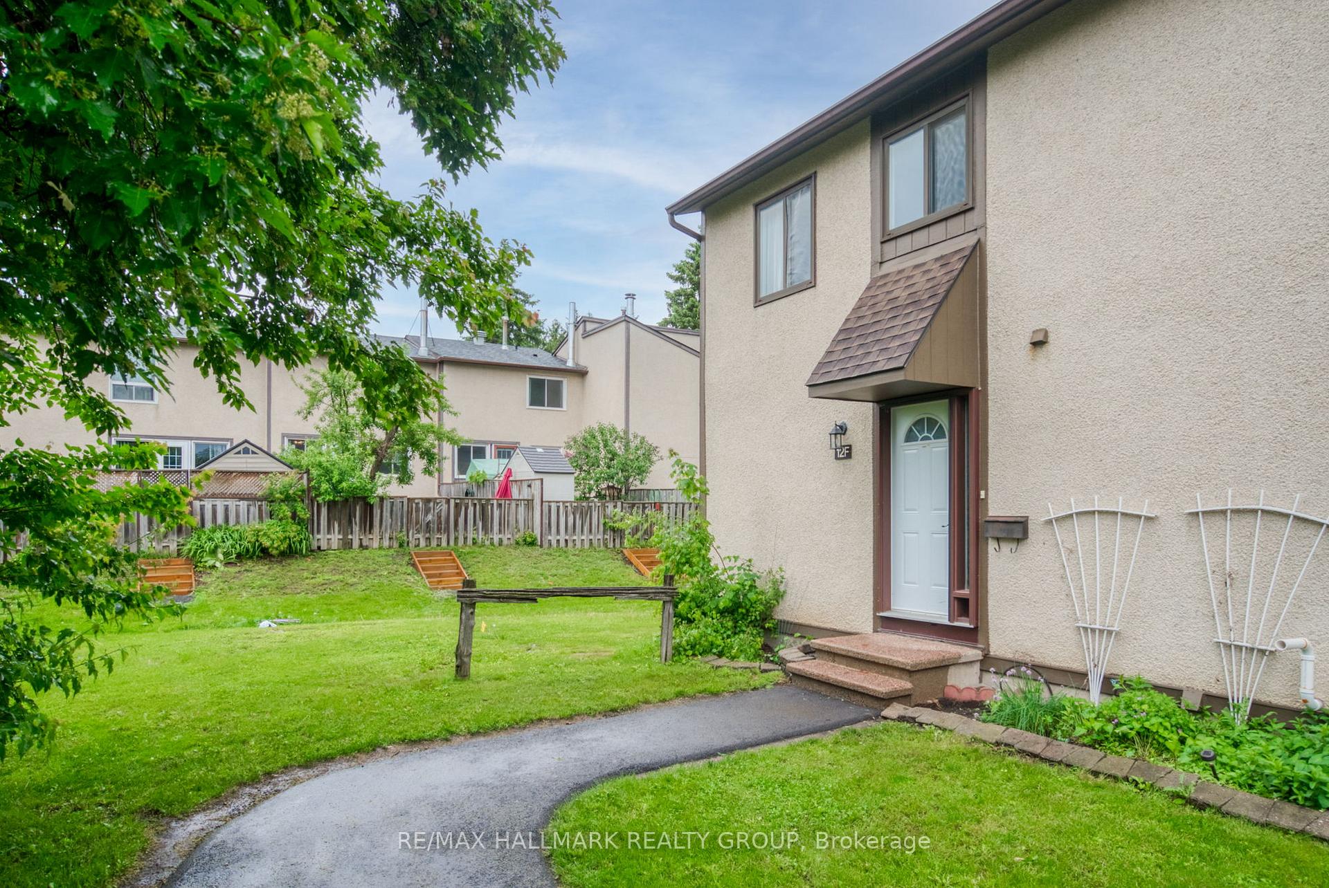 Photo 2 of 12F Larkshire Lane, Ottawa, Barrhaven - Pheasant Run — HOMEH