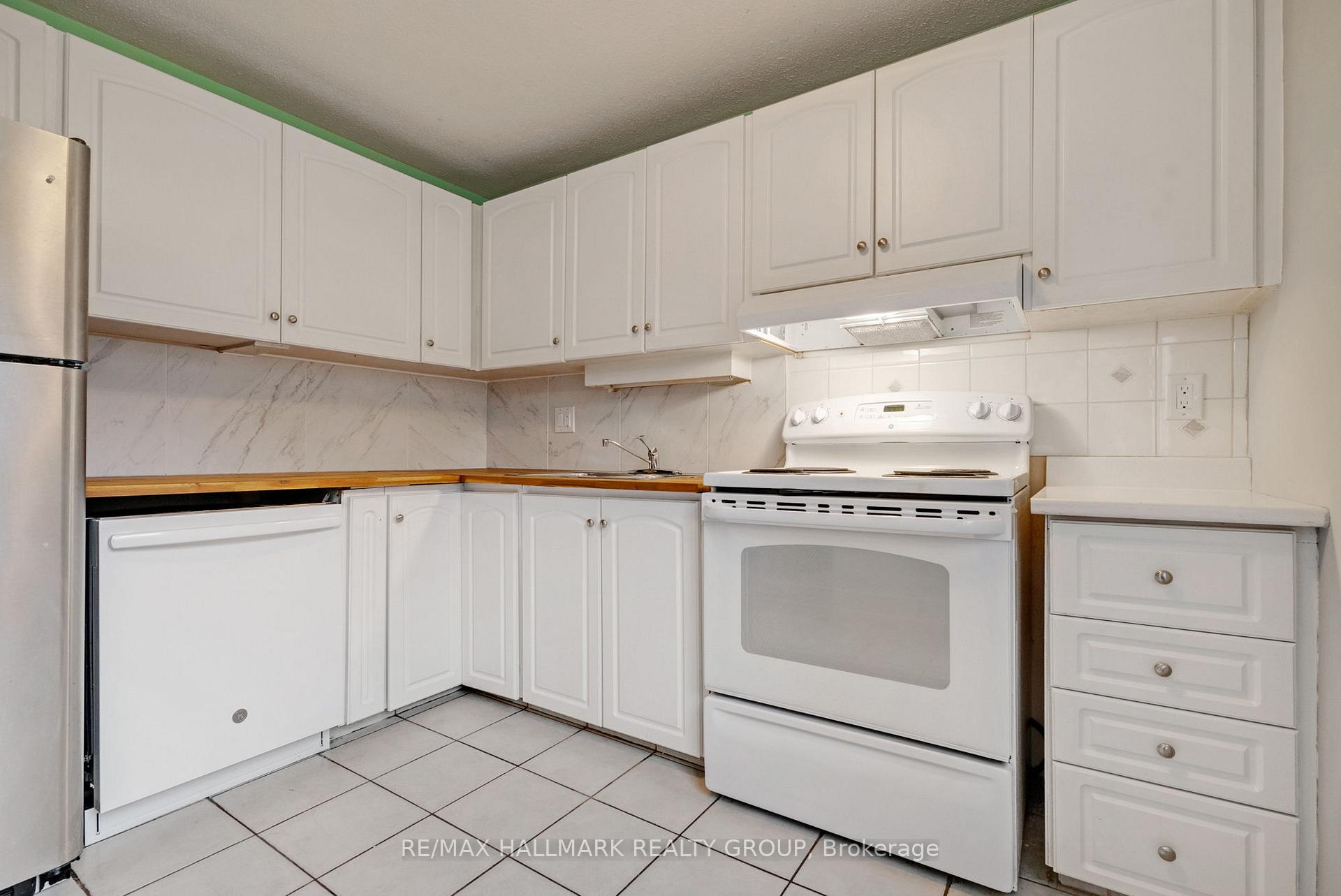 Photo 4 of 12F Larkshire Lane, Ottawa, Barrhaven - Pheasant Run — HOMEH