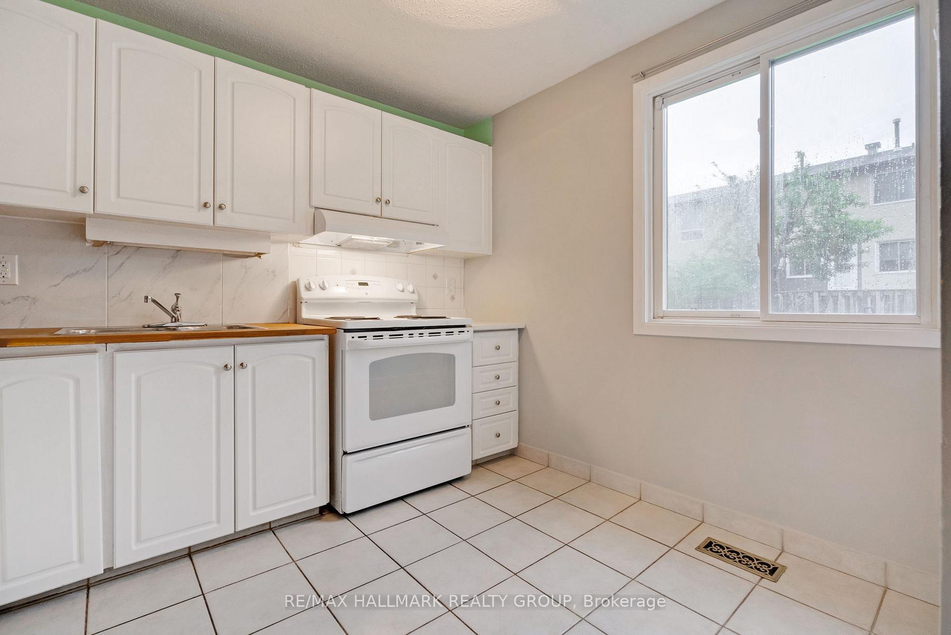 Photo 5 of 12F Larkshire Lane, Ottawa, Barrhaven - Pheasant Run — HOMEH