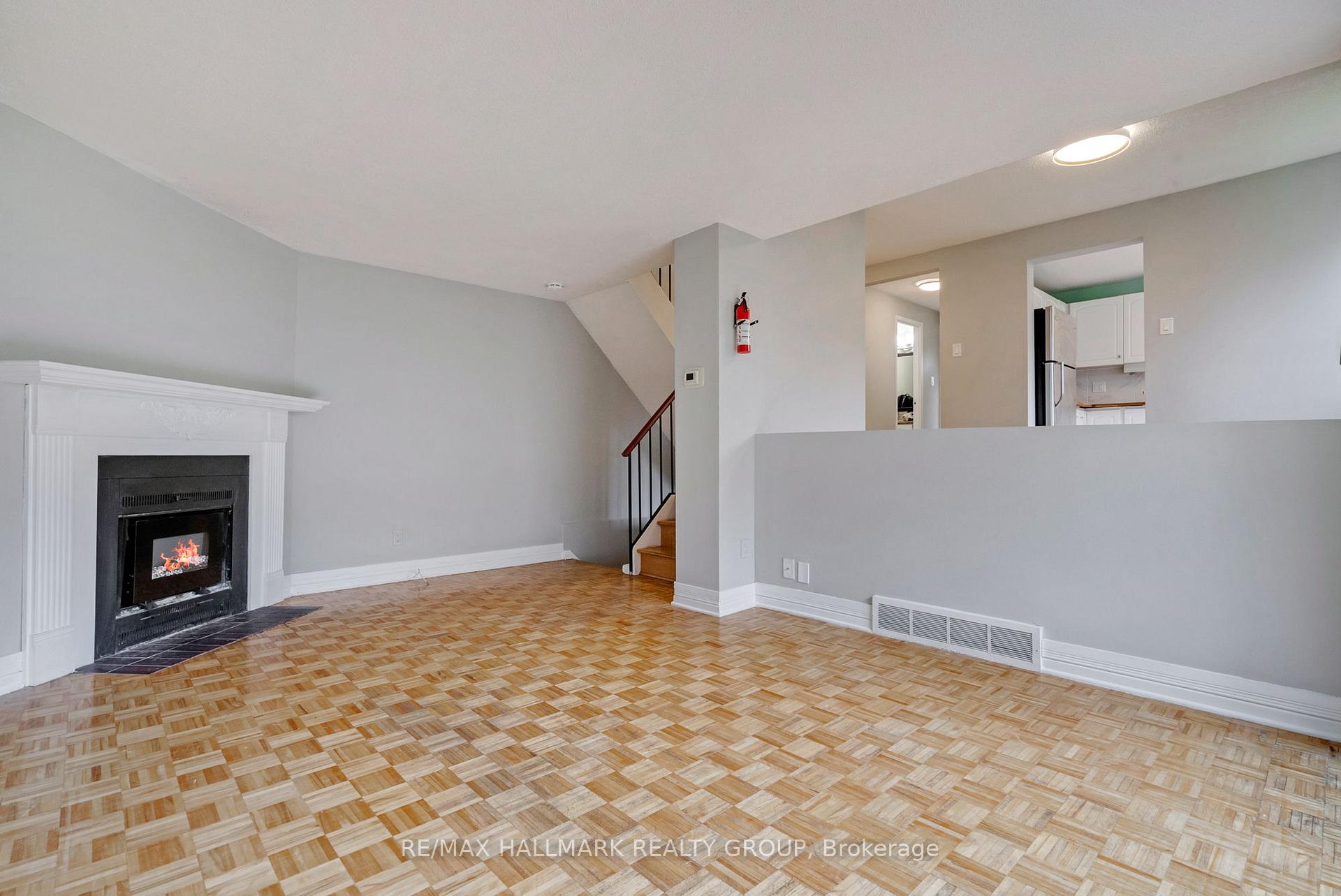 Photo 11 of 12F Larkshire Lane, Ottawa, Barrhaven - Pheasant Run — HOMEH