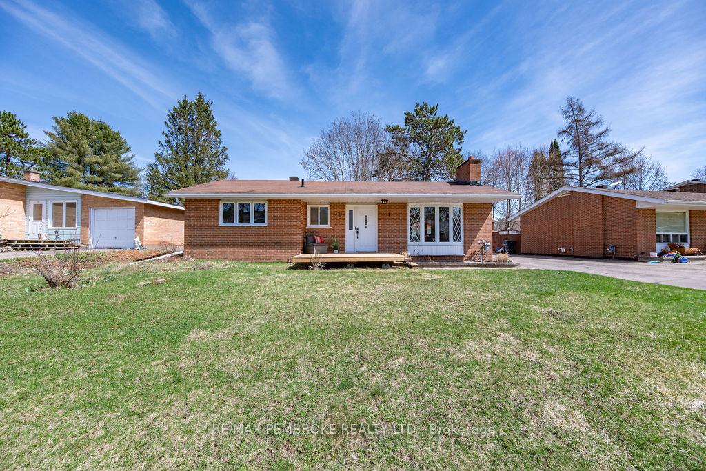 Photo 3 of 76 Frontenac Crescent, Deep River — HOMEH