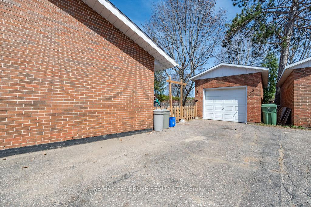 Photo 4 of 76 Frontenac Crescent, Deep River — HOMEH