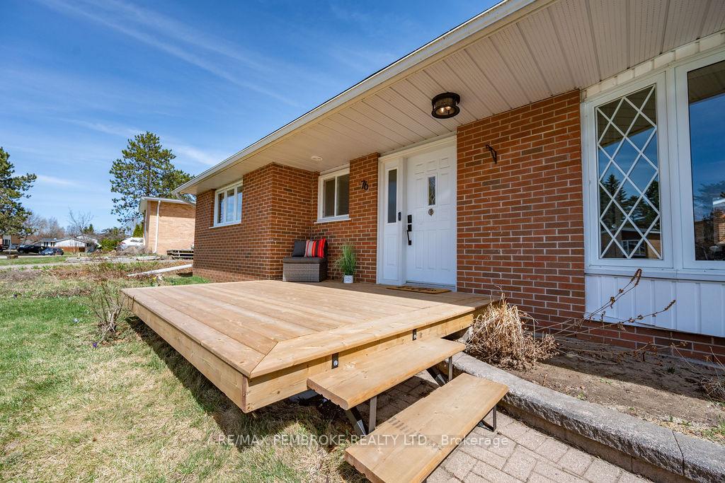 Photo 5 of 76 Frontenac Crescent, Deep River — HOMEH