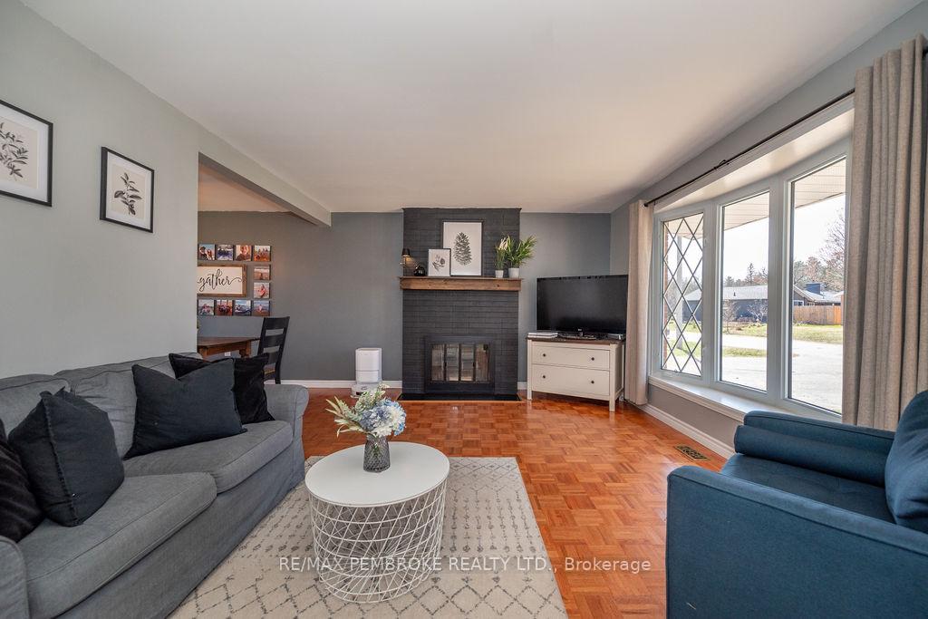 Photo 7 of 76 Frontenac Crescent, Deep River — HOMEH