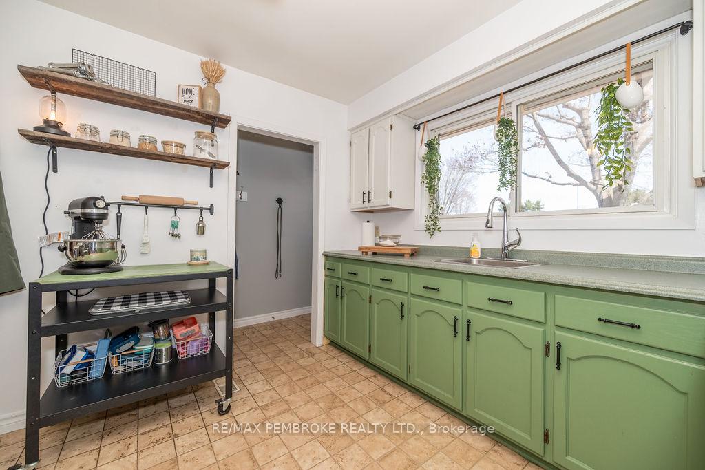 Photo 14 of 76 Frontenac Crescent, Deep River — HOMEH