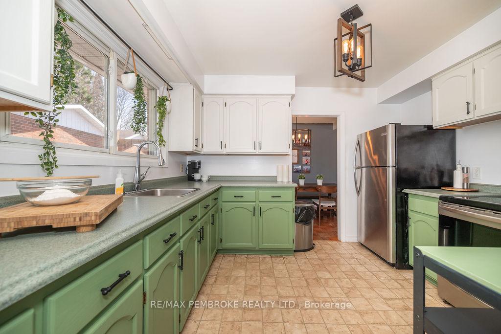 Photo 16 of 76 Frontenac Crescent, Deep River — HOMEH